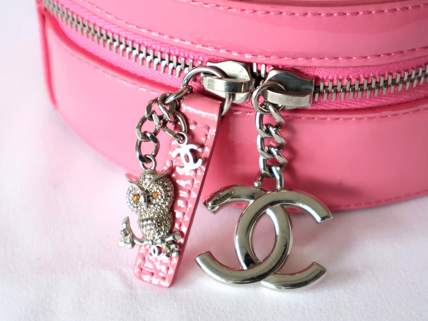 CHANEL Seal 26 Series Enamel Round Chain Shoulder Bag Pink