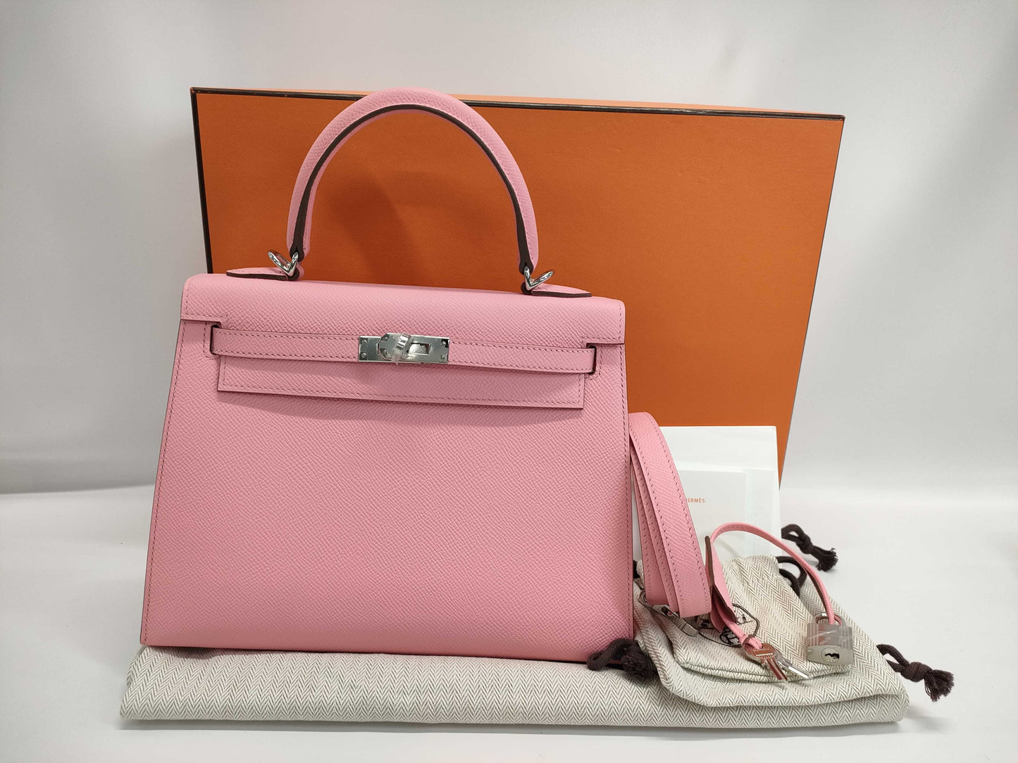 HERMES Kelly 25 handbag with rose confetti on the outside, Epson logo, silver hardware, K stamp.