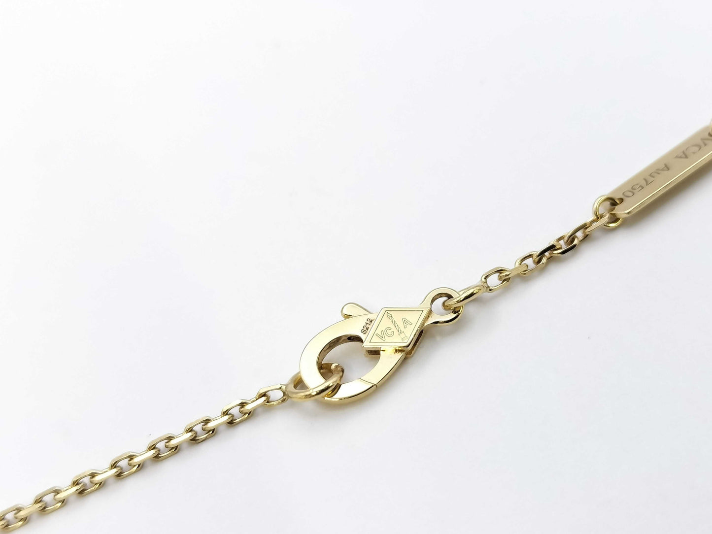 Van Cleef & Arpels Vintage Alhambra Carnelian Necklace in Yellow Gold and Au750, 5.2g