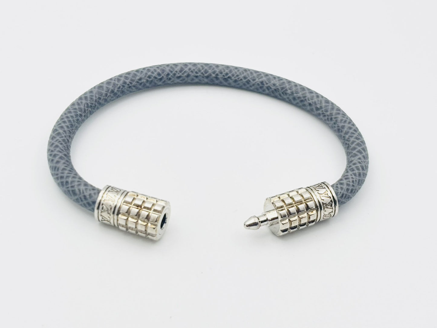 LOUIS VUITTON M6630D Digit Taiga Bracelet in Glacier Gray