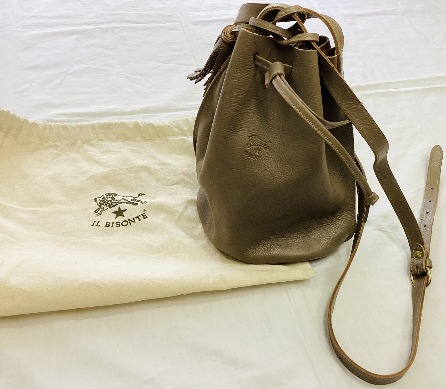 IL BISONTE GY113 Drawstring Shoulder Bag with Tassel Charm, Greige, Original Price: ¥26,800