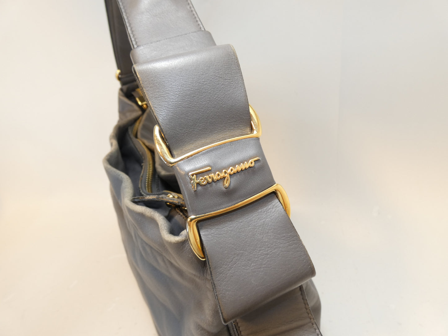 Salvatore Ferragamo Vara Leather Ribbon Gray One-Shoulder Shoulder Bag