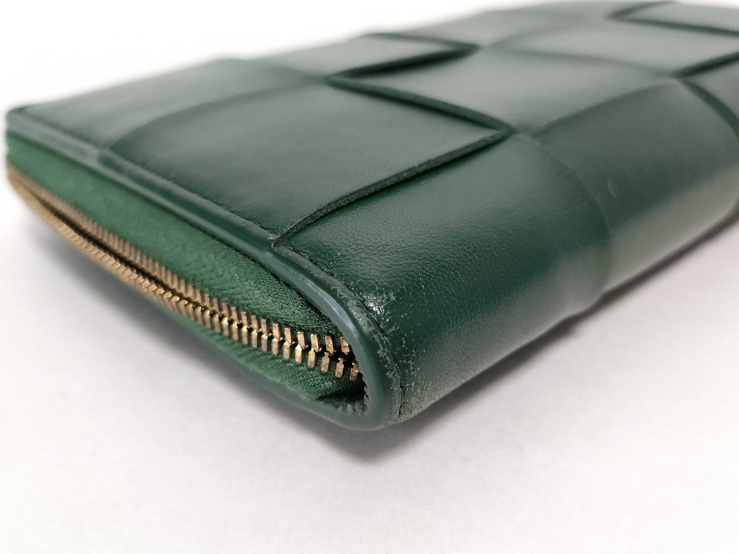 BOTTEGA VENETA Intrecciato Bottega Maxi Intrecciato Round Zip Long Wallet in Green Leather. Accessories: Box and Dust Bag.