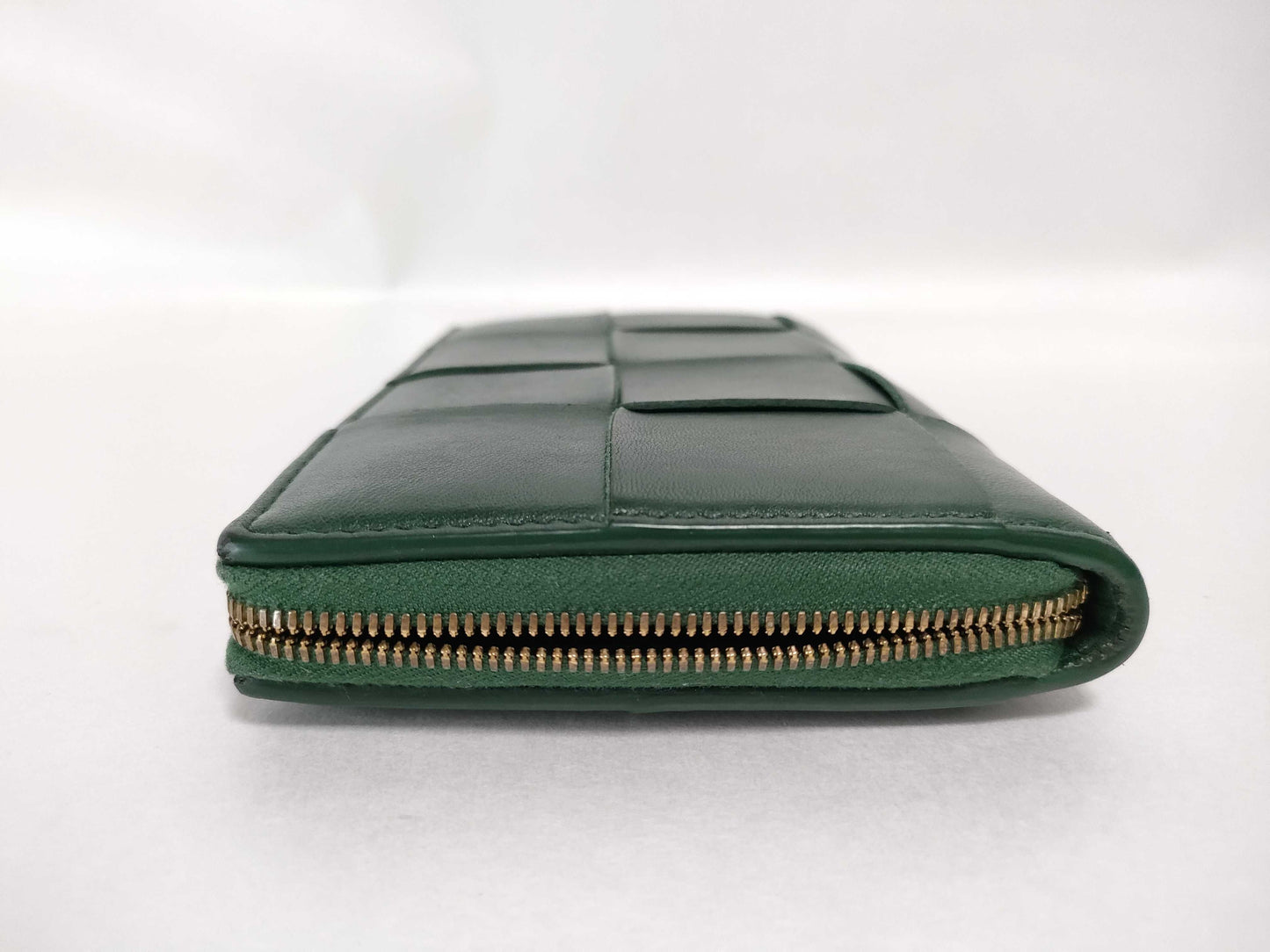 BOTTEGA VENETA Intrecciato Bottega Maxi Intrecciato Round Zip Long Wallet in Green Leather. Accessories: Box and Dust Bag.