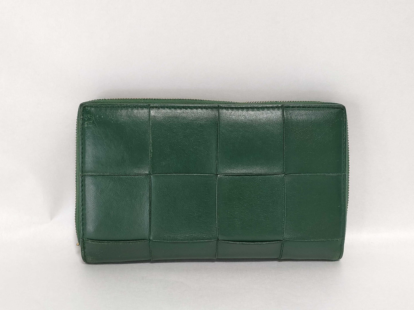 BOTTEGA VENETA Intrecciato Bottega Maxi Intrecciato Round Zip Long Wallet in Green Leather. Accessories: Box and Dust Bag.