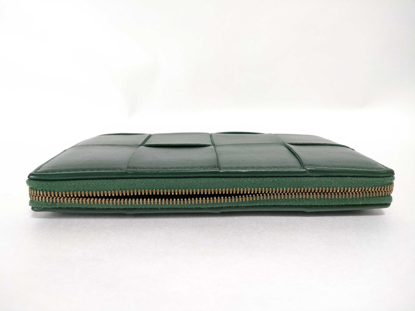 BOTTEGA VENETA Intrecciato Bottega Maxi Intrecciato Round Zip Long Wallet in Green Leather. Accessories: Box and Dust Bag.