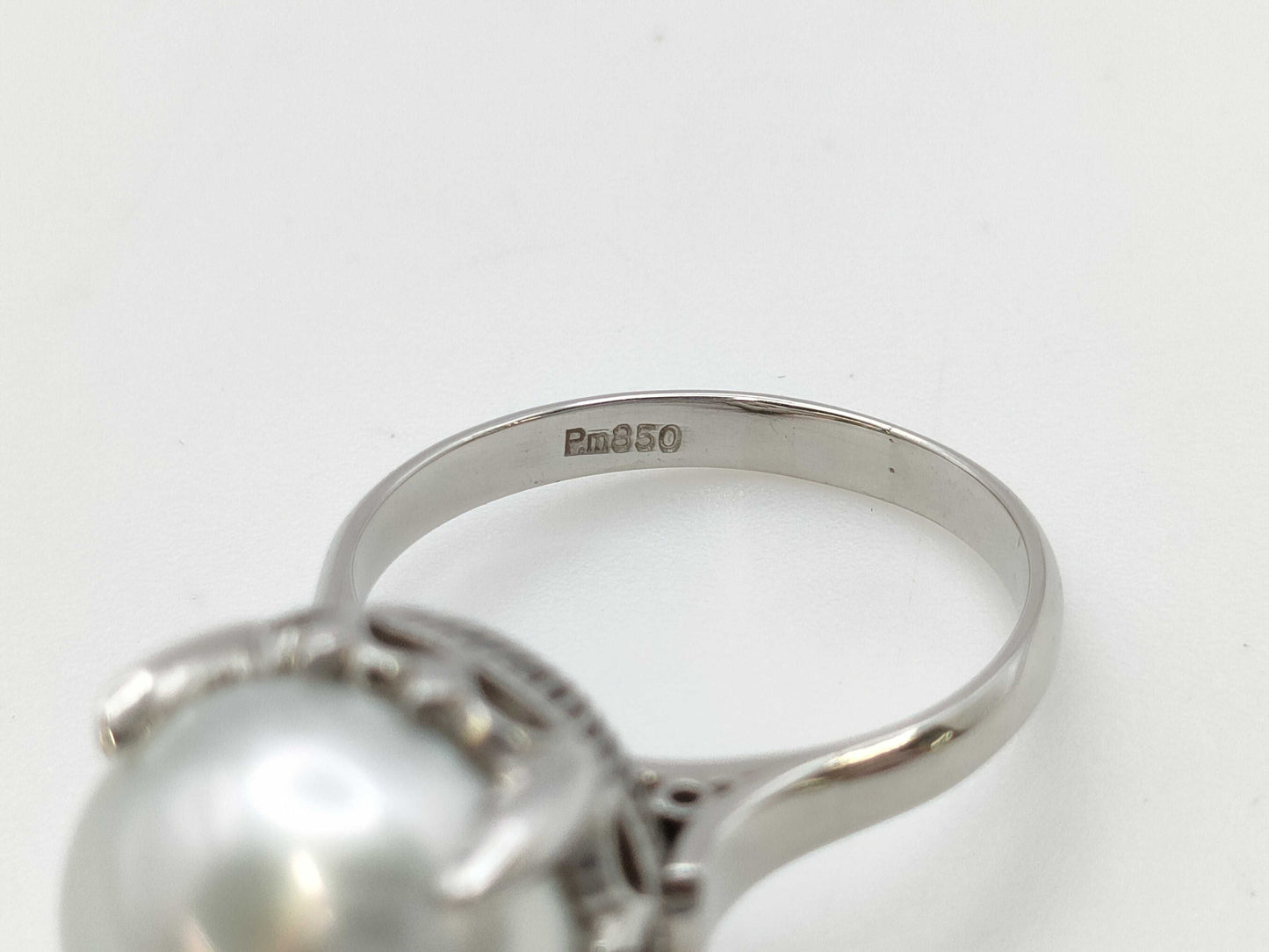Semi-round pearl, diameter approximately 12.3mm, PM850, 7.4g, ring