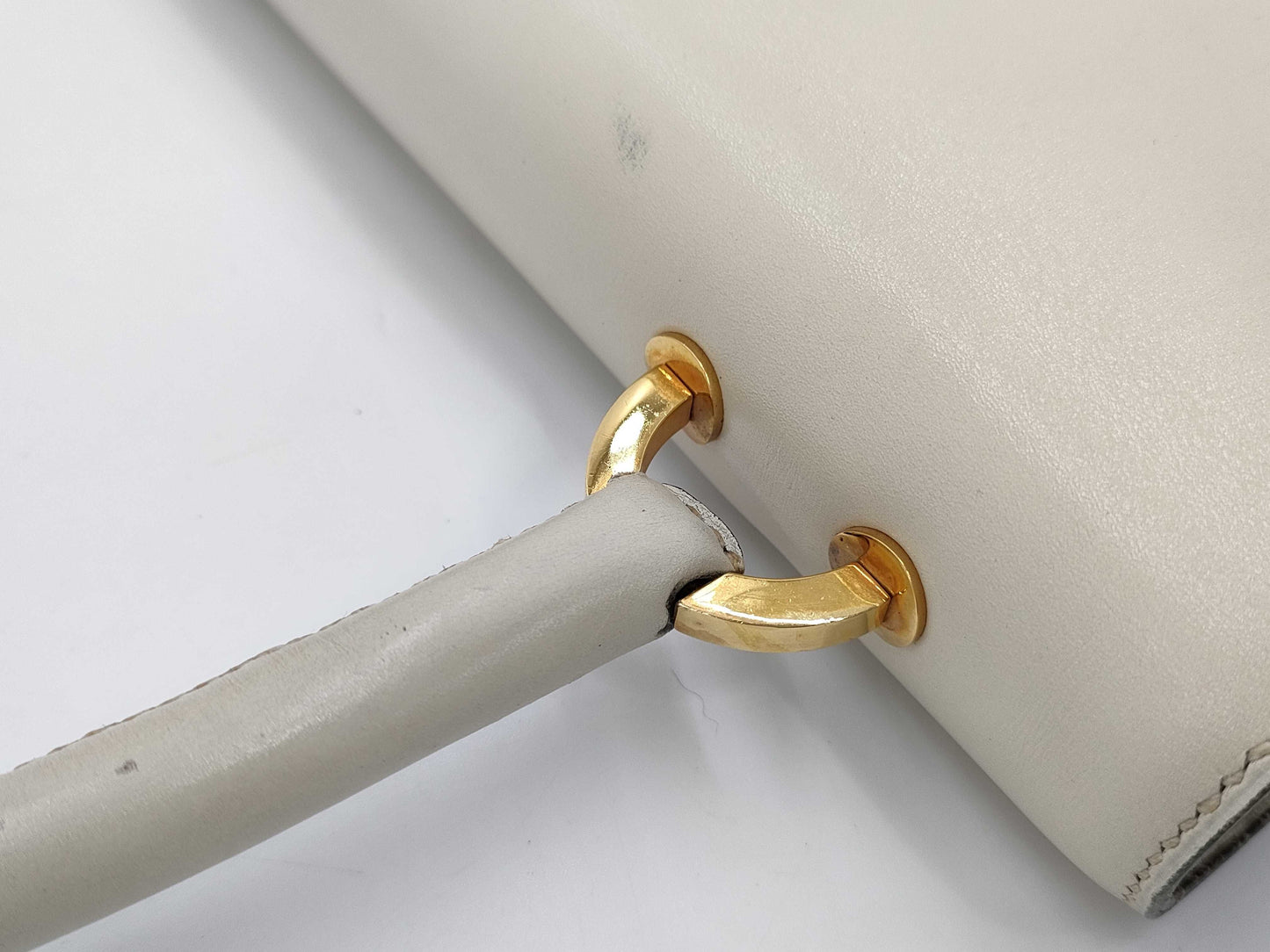 HERMES Ringdo Leather Off-White Handbag