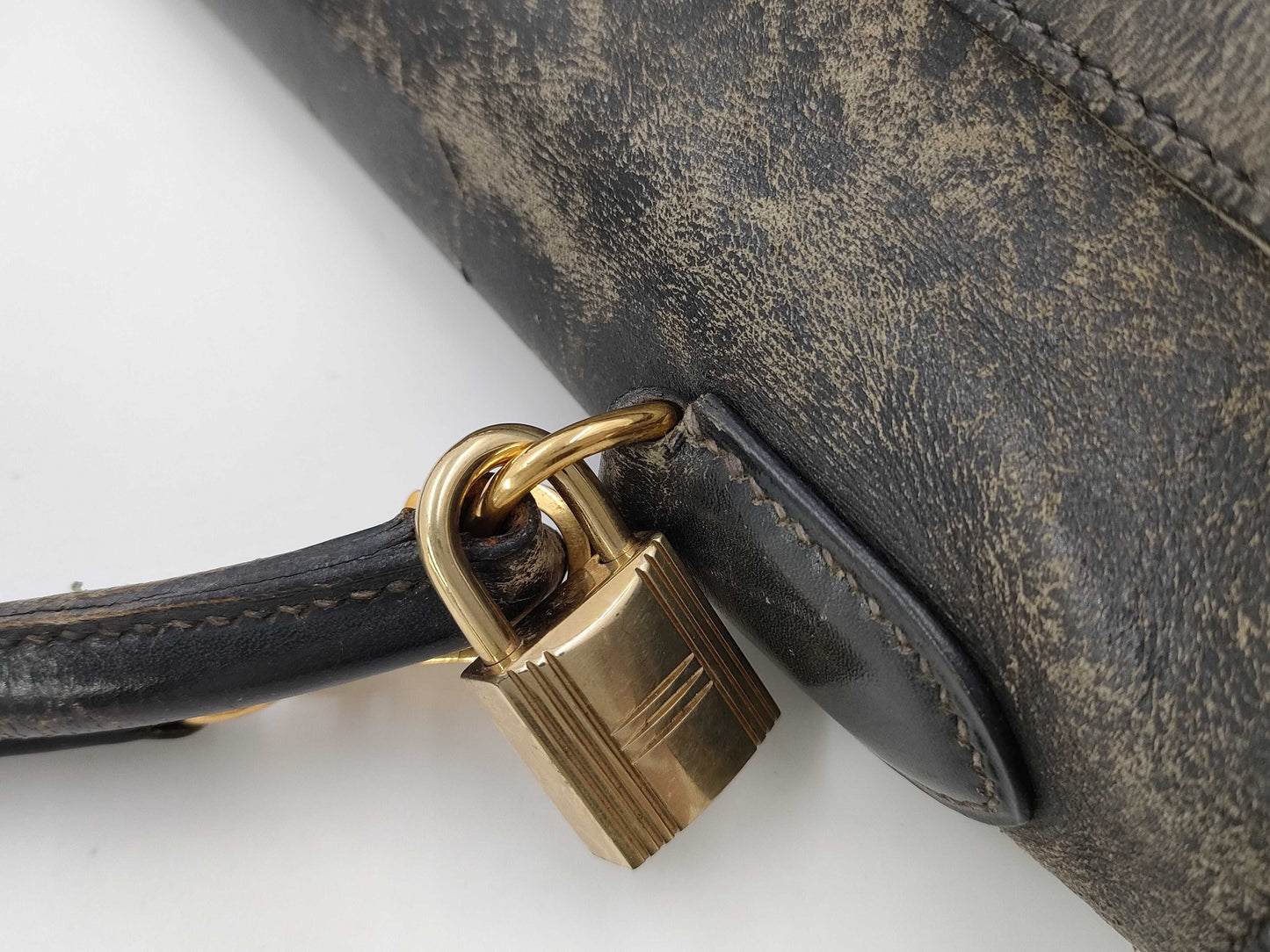 HERMES Kelly 32 Handbag with Inner Stitching, Double Engraved Box Calf Leather, and Gold Hardware