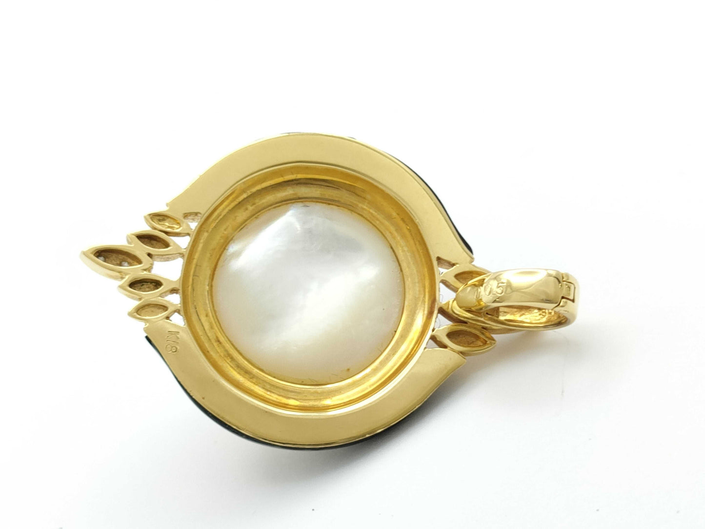 Mabe pearl pendant, approximately 16.0mm diameter, 0.05ct, 18K gold, 11.3g