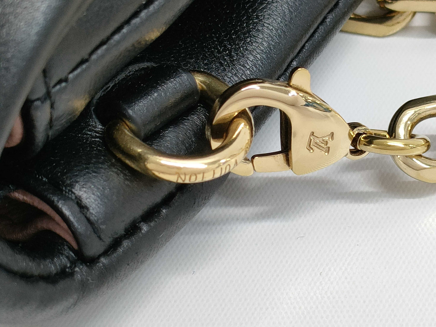 LOUIS VUITTON Chain Shoulder Bag