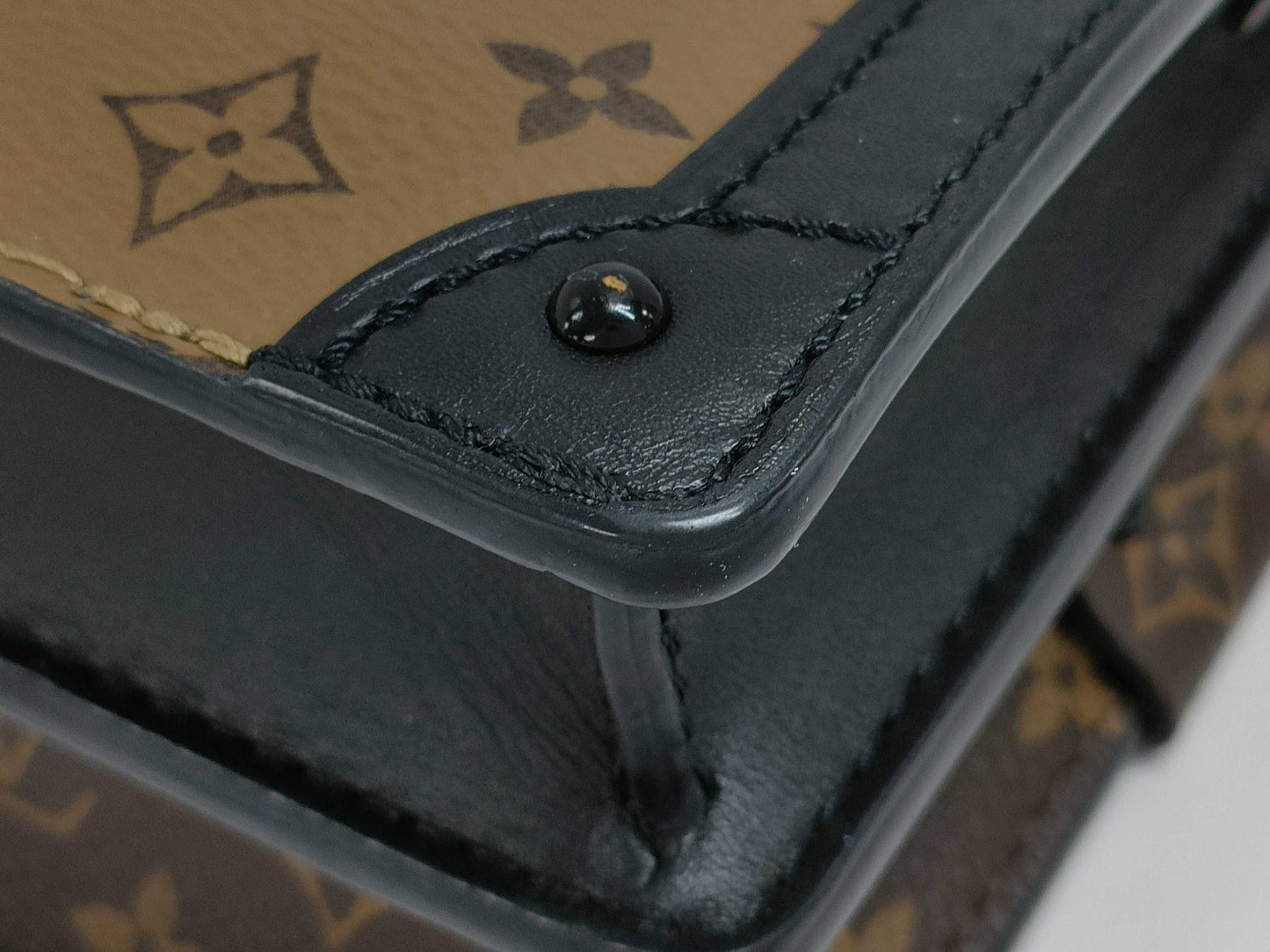 LOUIS VUITTON Chain Shoulder Bag