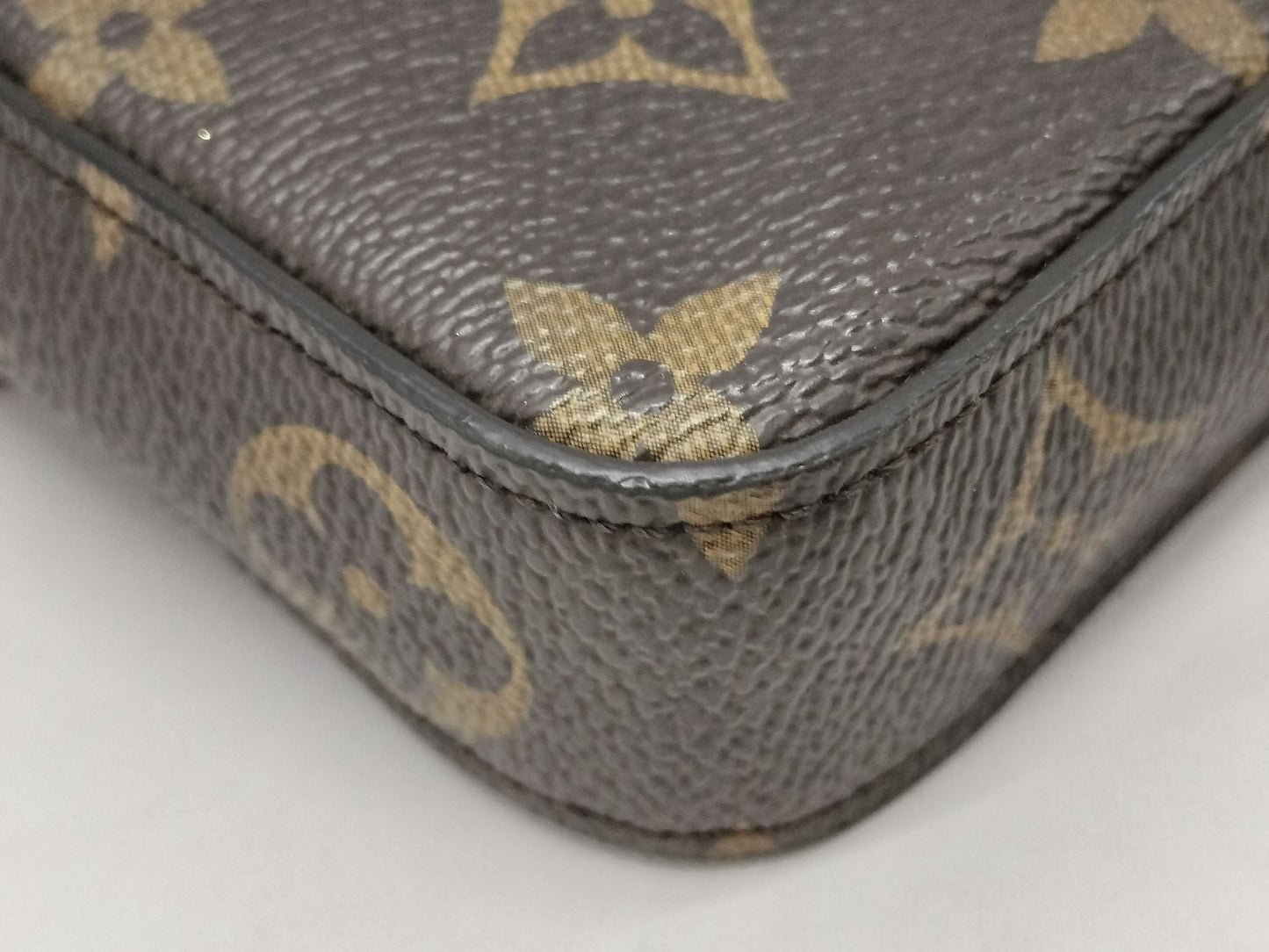 LOUIS VUITTON Chain Shoulder Bag