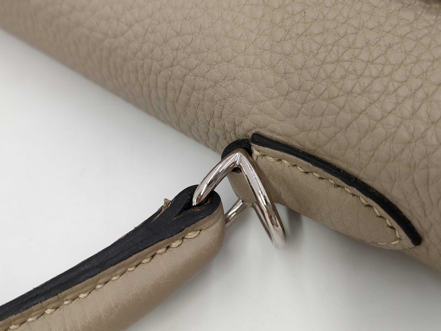 HERMES Kelly 25 Le Tourne Taurillon Clemence Leather Tourtiere Gray with Silver Hardware Handbag