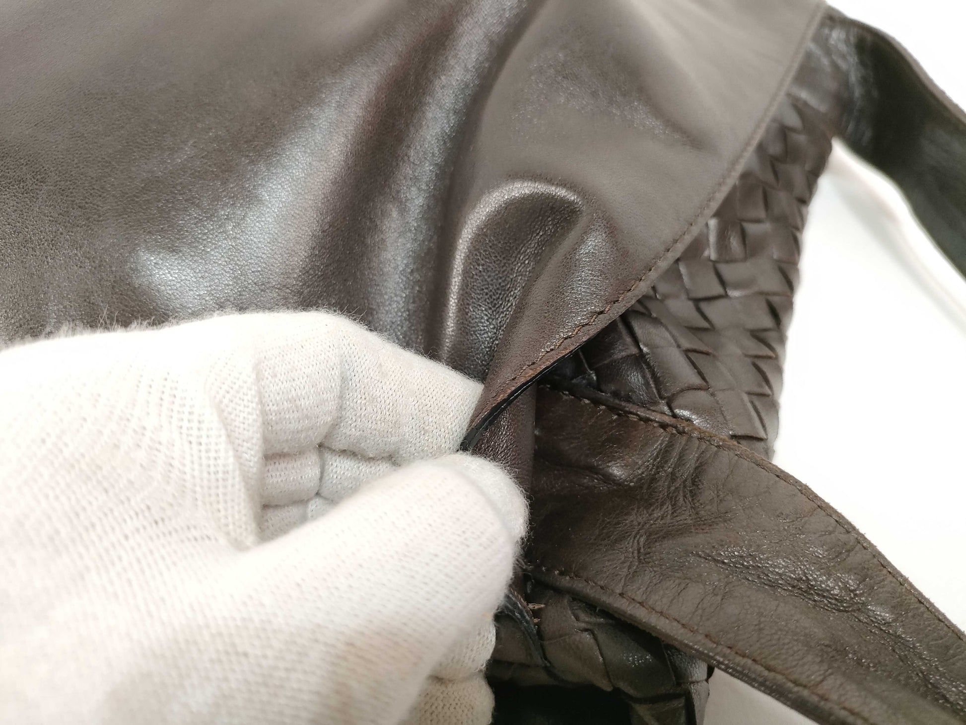 BOTTEGA VENETA Intrecciato Intrecciato Intrecciato Leather Messenger Brown Shoulder Bag