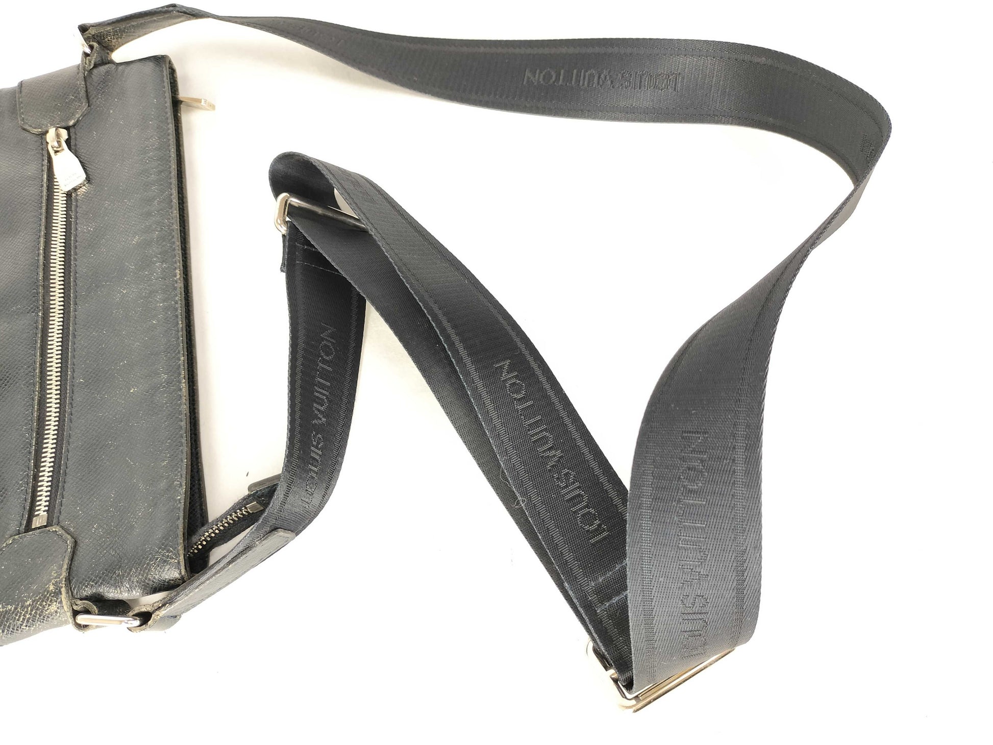 LOUIS VUITTON Taiga Vuitton Taiga Sasha M32630 Shoulder Bag