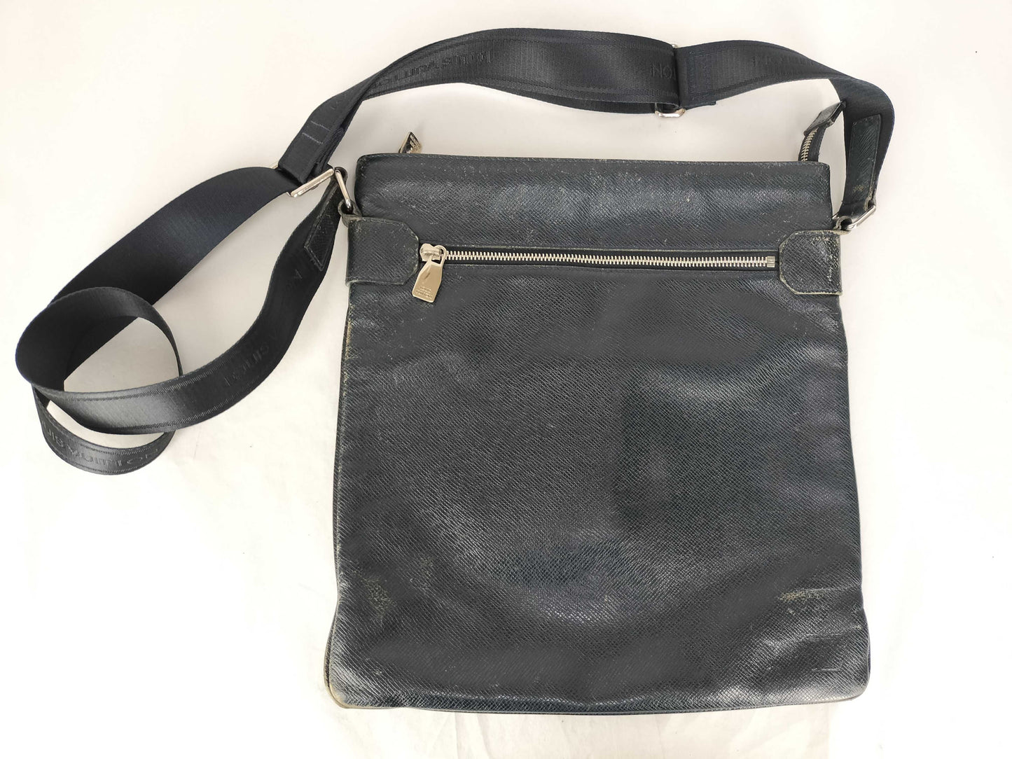 LOUIS VUITTON Taiga Vuitton Taiga Sasha M32630 Shoulder Bag