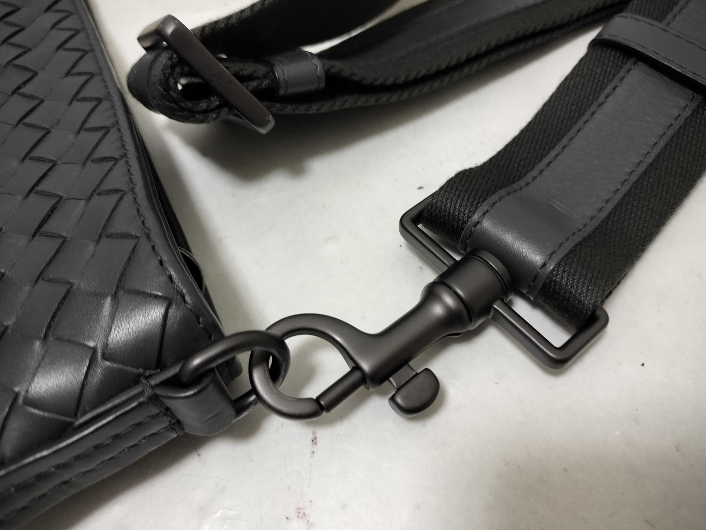 BOTTEGA VENETA Intrecciato Messenger Leather Shoulder bag Black Shoulder Bag