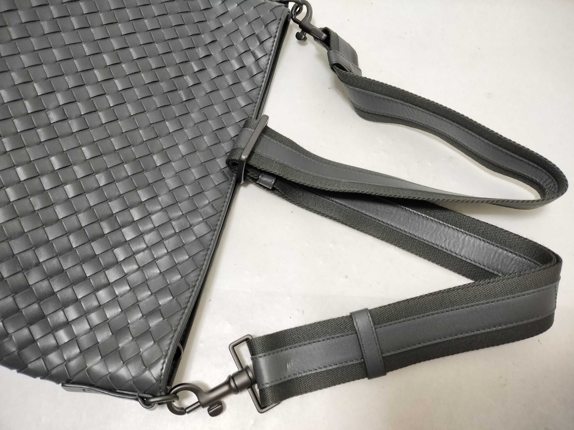 BOTTEGA VENETA Intrecciato Messenger Leather Shoulder bag Black Shoulder Bag