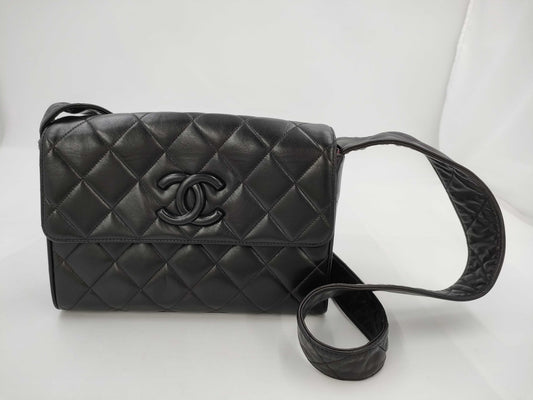 CHANEL Lamb Matelasse Shoulder Bag with Seal