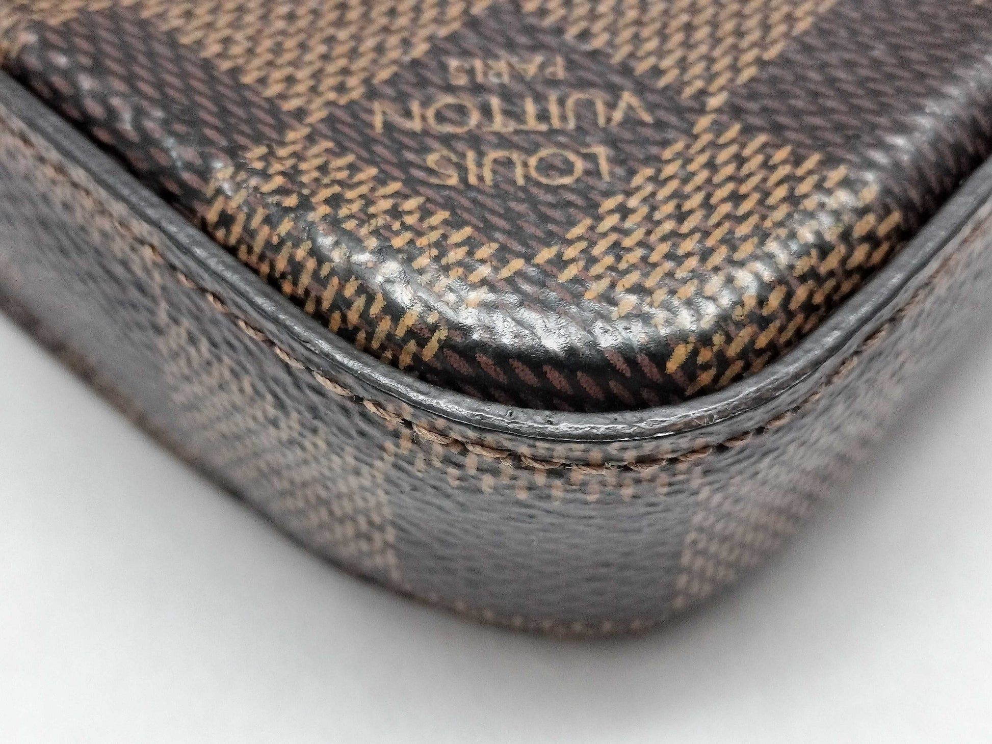 LOUIS VUITTON Damier Louis Vuitton Chain Shoulder Bag