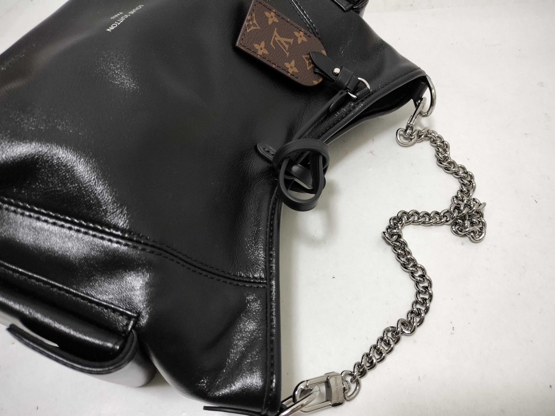 LOUIS VUITTON LV Carry All Vibe MM M24861 Lamb Leather Shoulder Bag