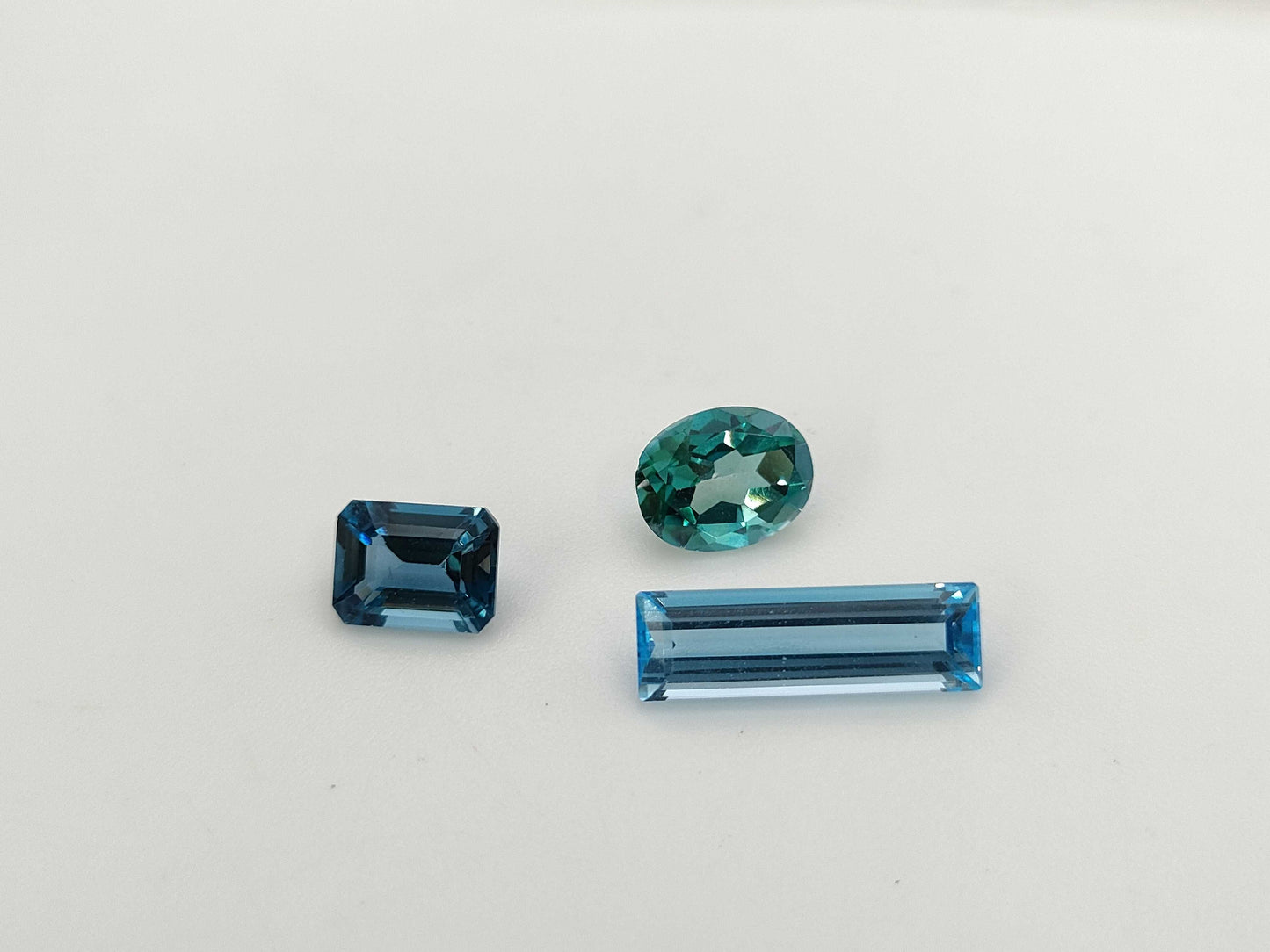 Colored stone 2.211ct Topaz 1.868/3.556ct Colored stone / loose