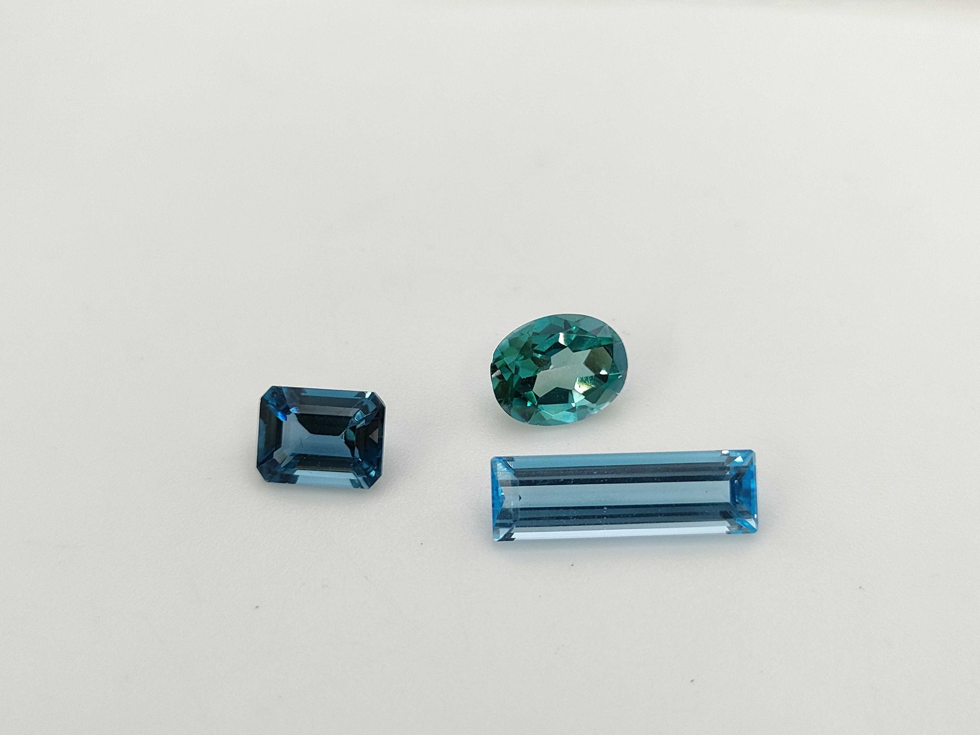 Colored stone 2.211ct Topaz 1.868/3.556ct Colored stone / loose
