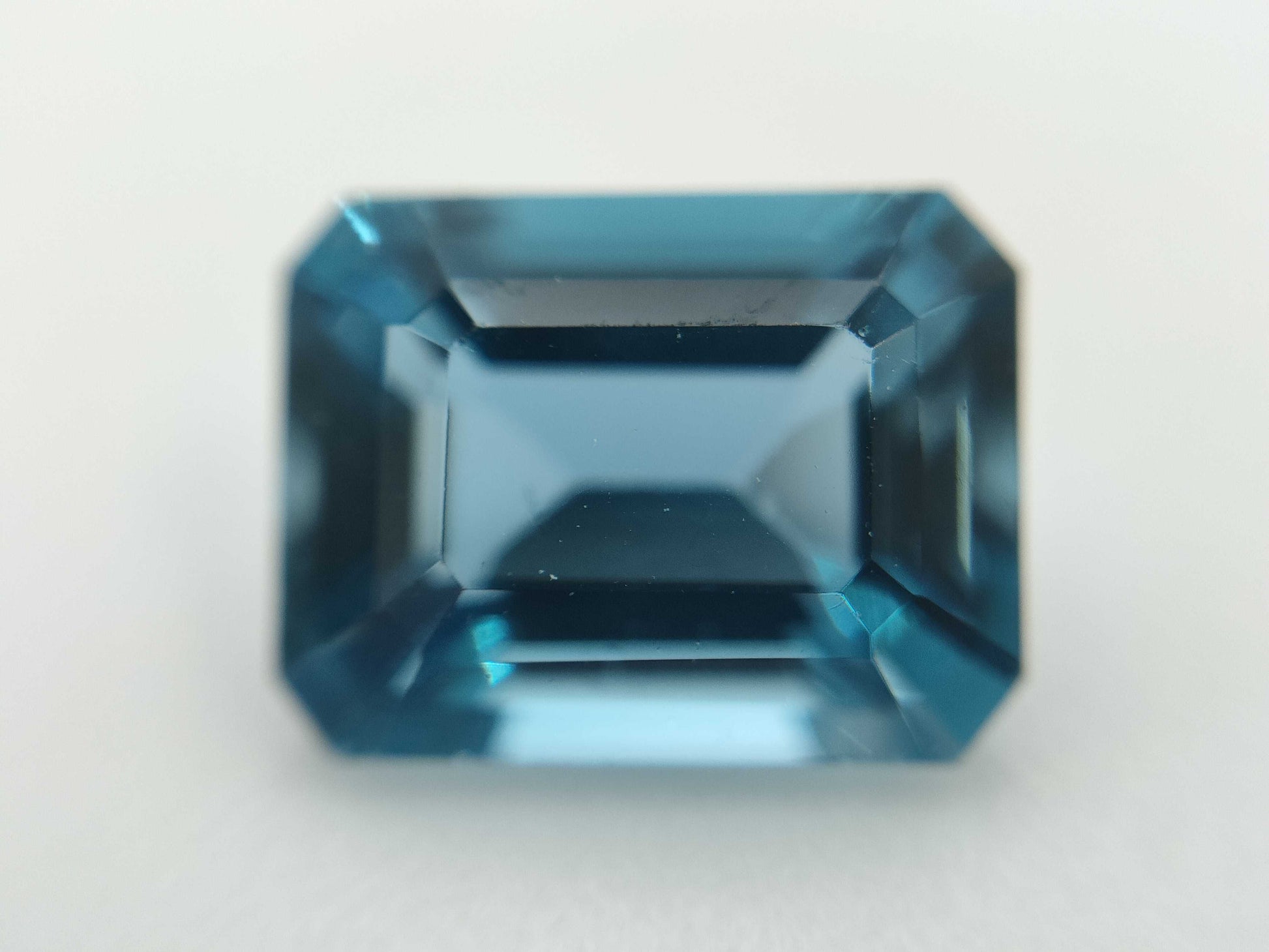 Colored stone 2.211ct Topaz 1.868/3.556ct Colored stone / loose