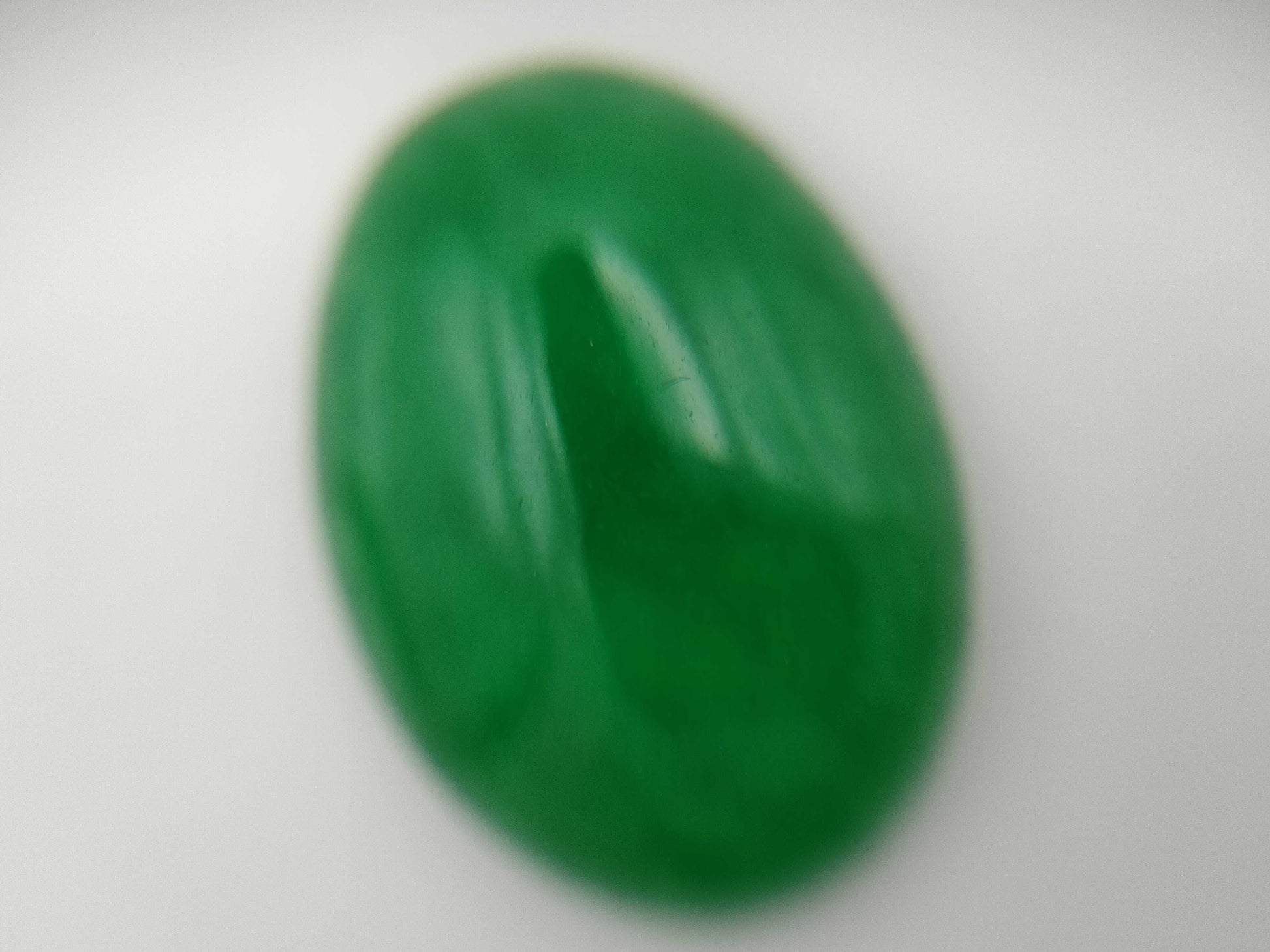 Jade 2.668/3.665/8.581ct Chalcedony 6.135ct Chrysoprase 7.686ct Quartzite 7.541/14.341ct Colored stone 4.304/3.575/16.890ct Colored stone / loose