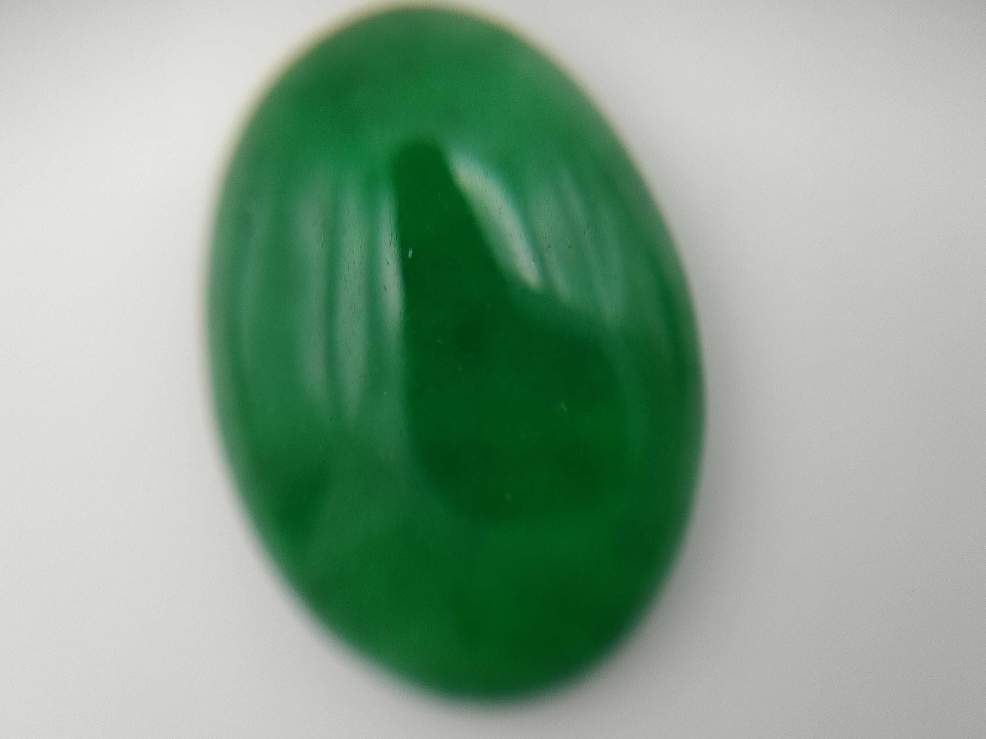 Jade 2.668/3.665/8.581ct Chalcedony 6.135ct Chrysoprase 7.686ct Quartzite 7.541/14.341ct Colored stone 4.304/3.575/16.890ct Colored stone / loose