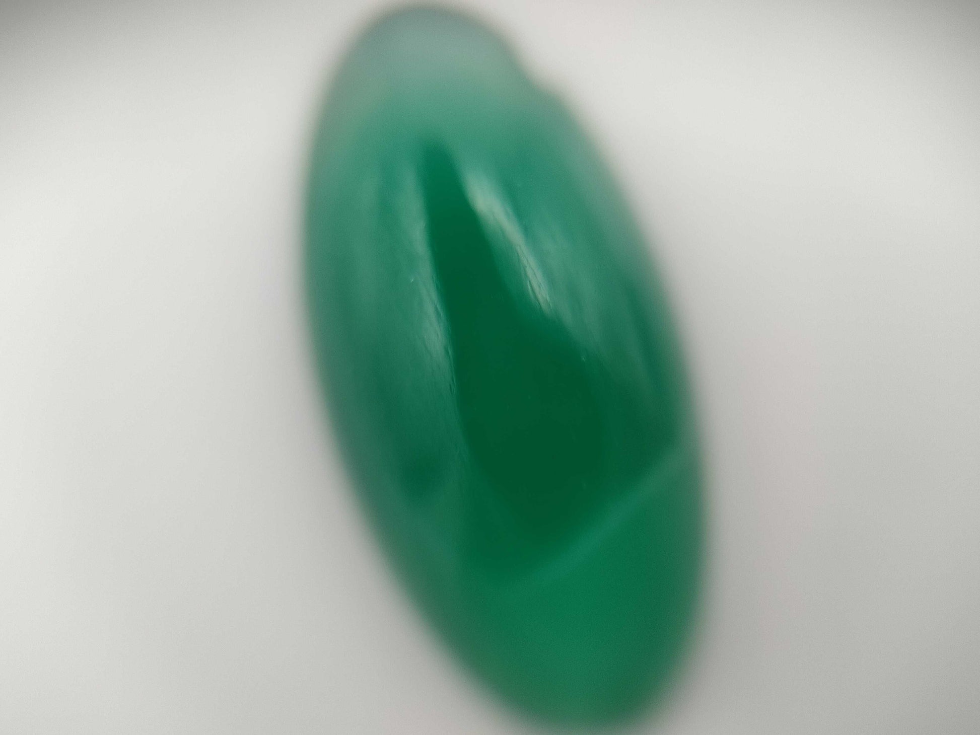 Jade 2.668/3.665/8.581ct Chalcedony 6.135ct Chrysoprase 7.686ct Quartzite 7.541/14.341ct Colored stone 4.304/3.575/16.890ct Colored stone / loose