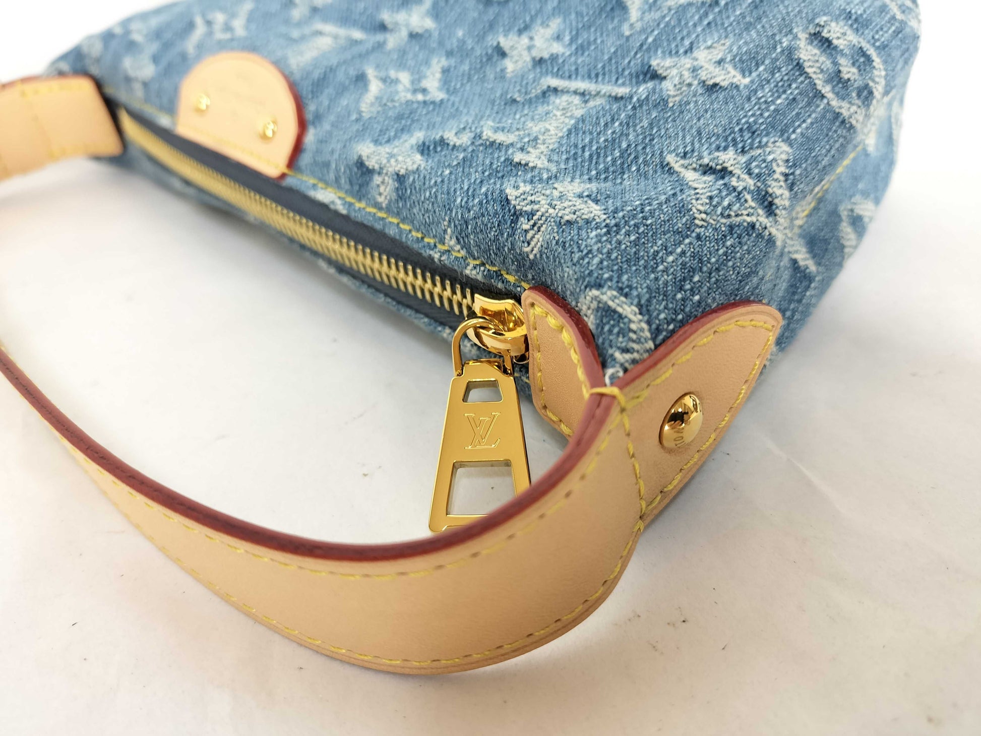 LOUIS VUITTON Monogram Denim LOUIS VUITTON Louis Vuitton Pochette Hills Monogram Denim RFID Model Shoulder Bag M82949 Shoulder Bag