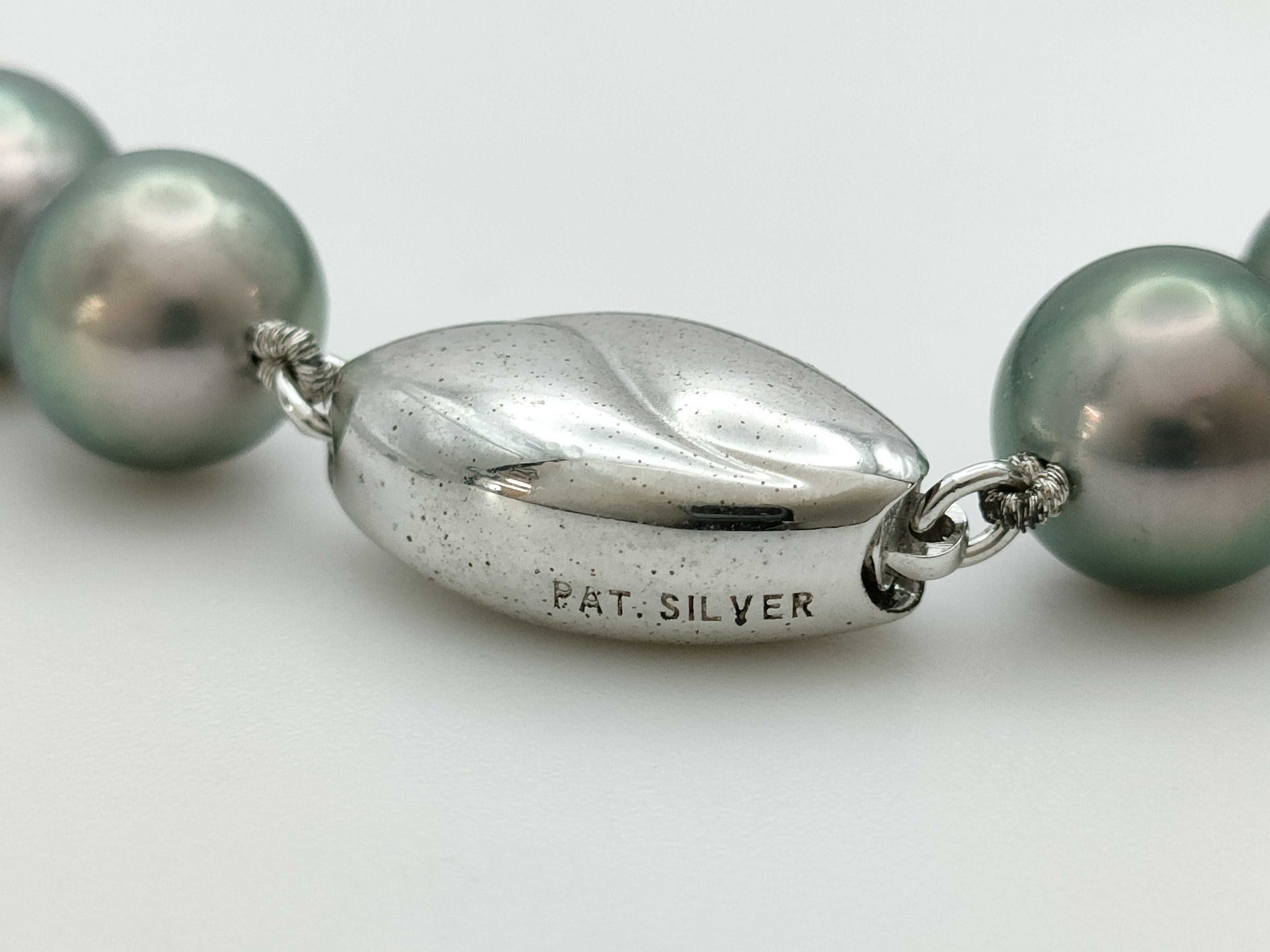 Pearl diameter approx. 8.7-10.9mm METAL 54.6g / Pearl diameter approx. 9.6-9.7mm K14WG 3.6g Other accessories