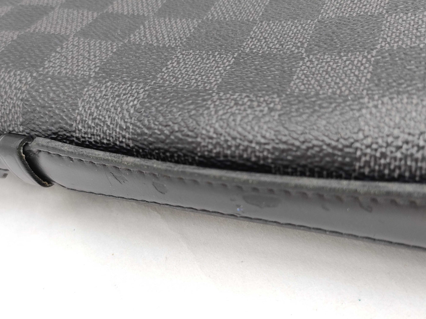 LOUIS VUITTON Damier Graffit LV Damier Graffit Zippy XL Clutch Bag