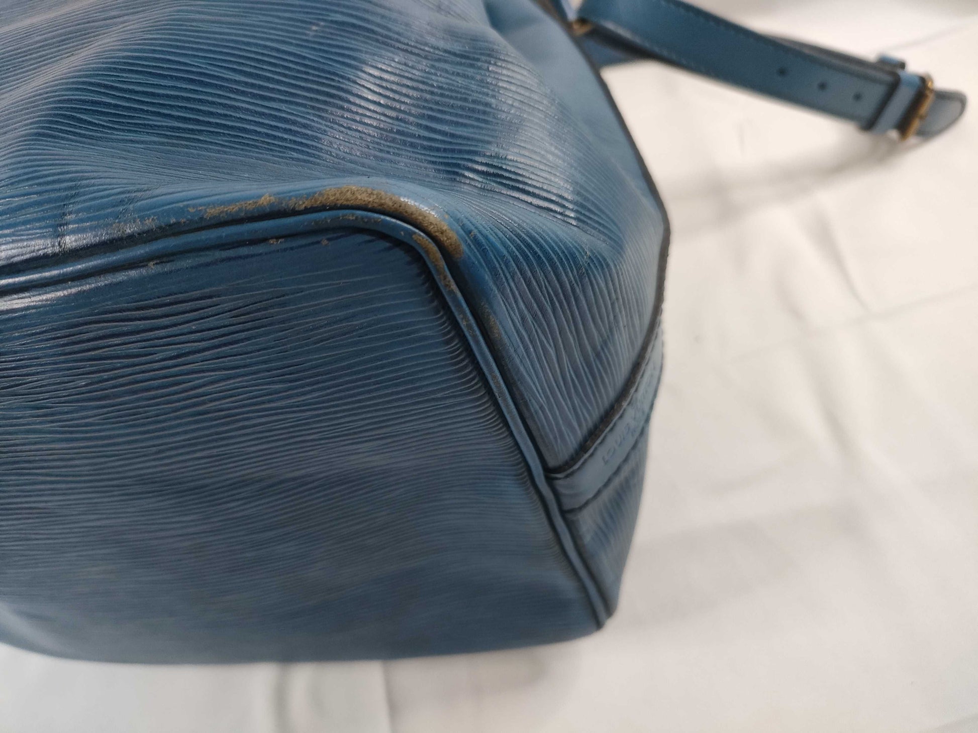 LOUIS VUITTON Epi LV Epi Petit Noe M44105 8911A2 Shoulder Bag