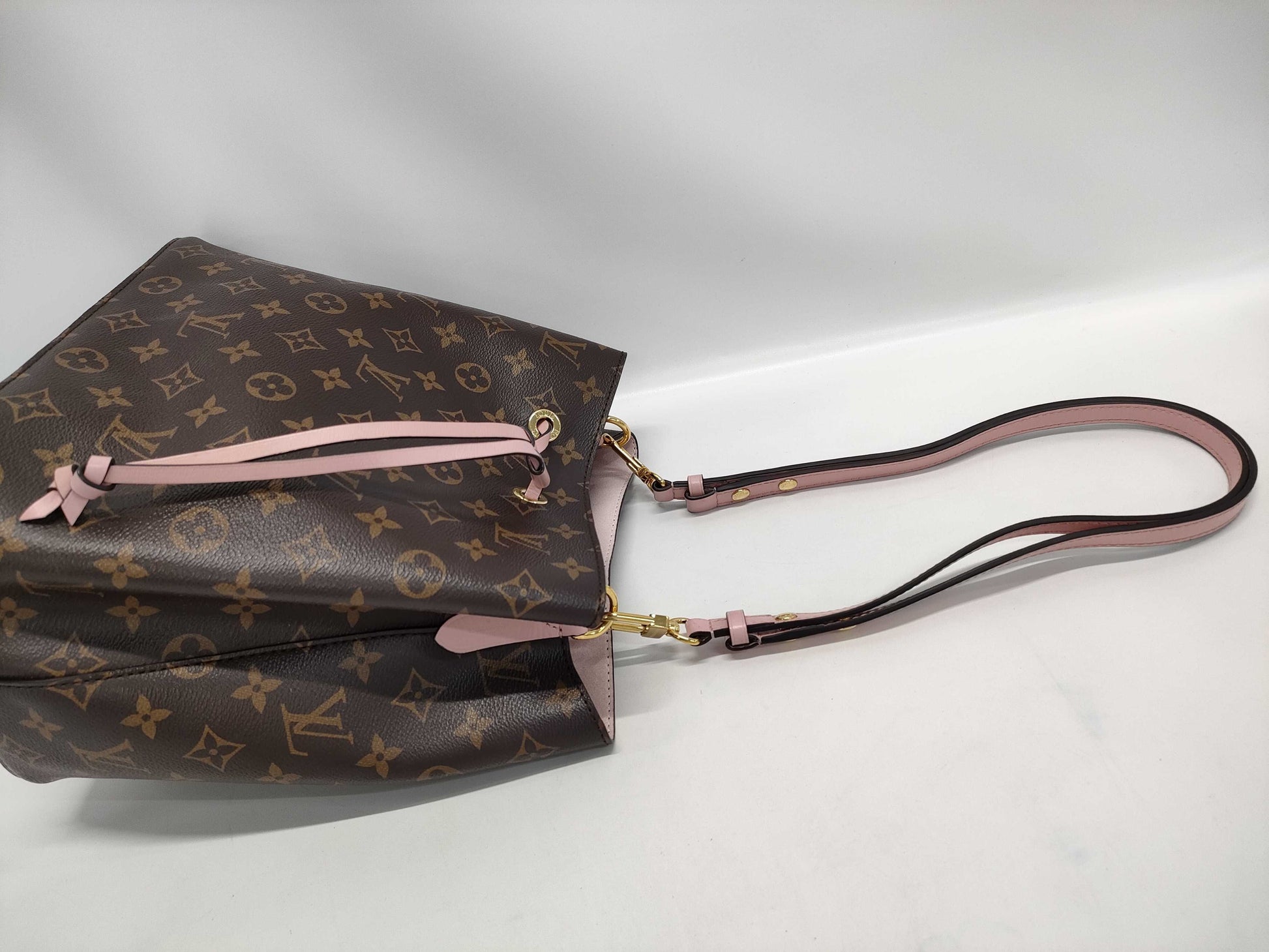 LOUIS VUITTON NeoNoe Bucket Shoulder Bag