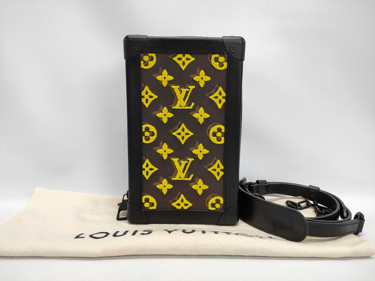 LOUIS VUITTON shoulder bag