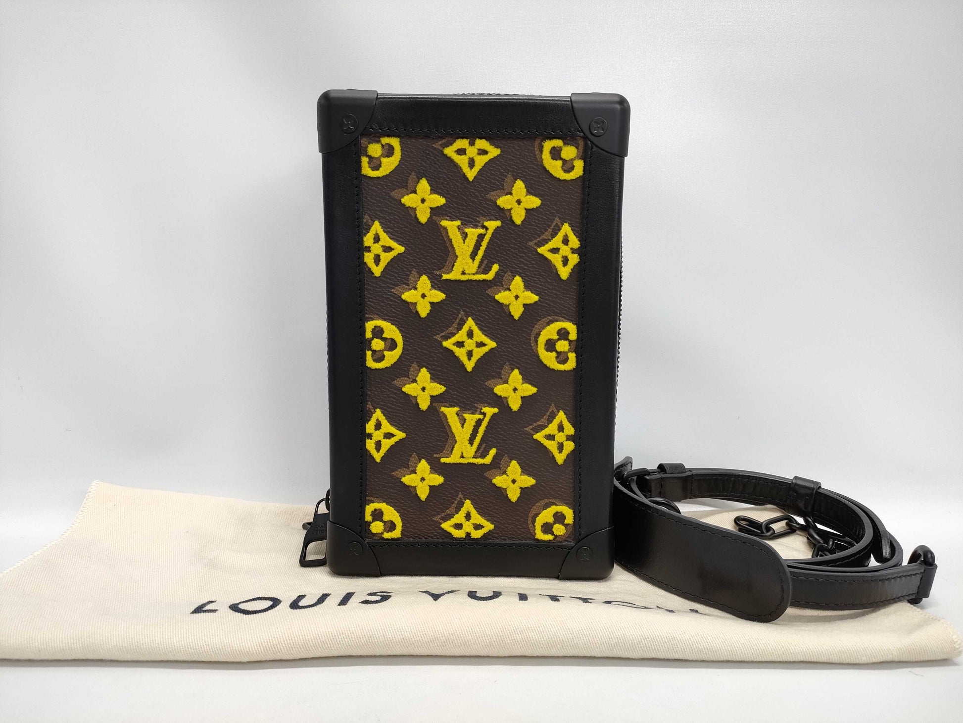 LOUIS VUITTON shoulder bag