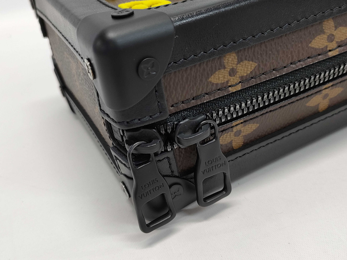 LOUIS VUITTON shoulder bag