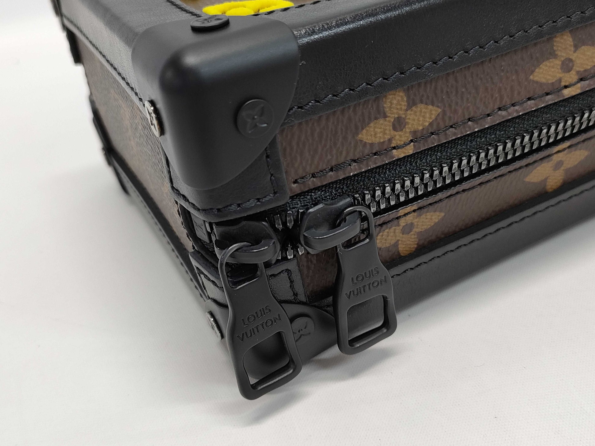 LOUIS VUITTON shoulder bag