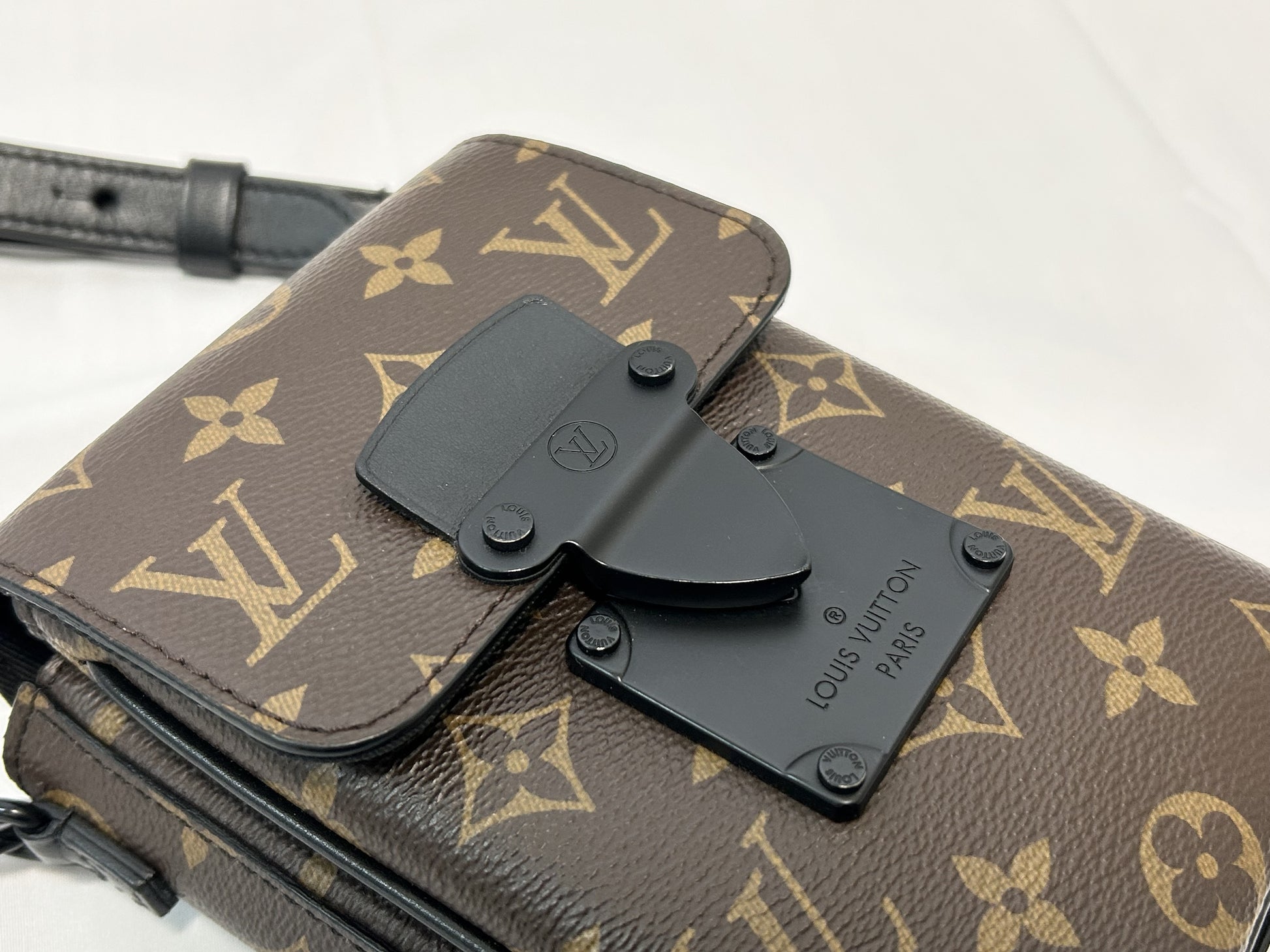 LOUIS VUITTON Monogram S-Lock Vertical Wearable Wallet Shoulder Bag