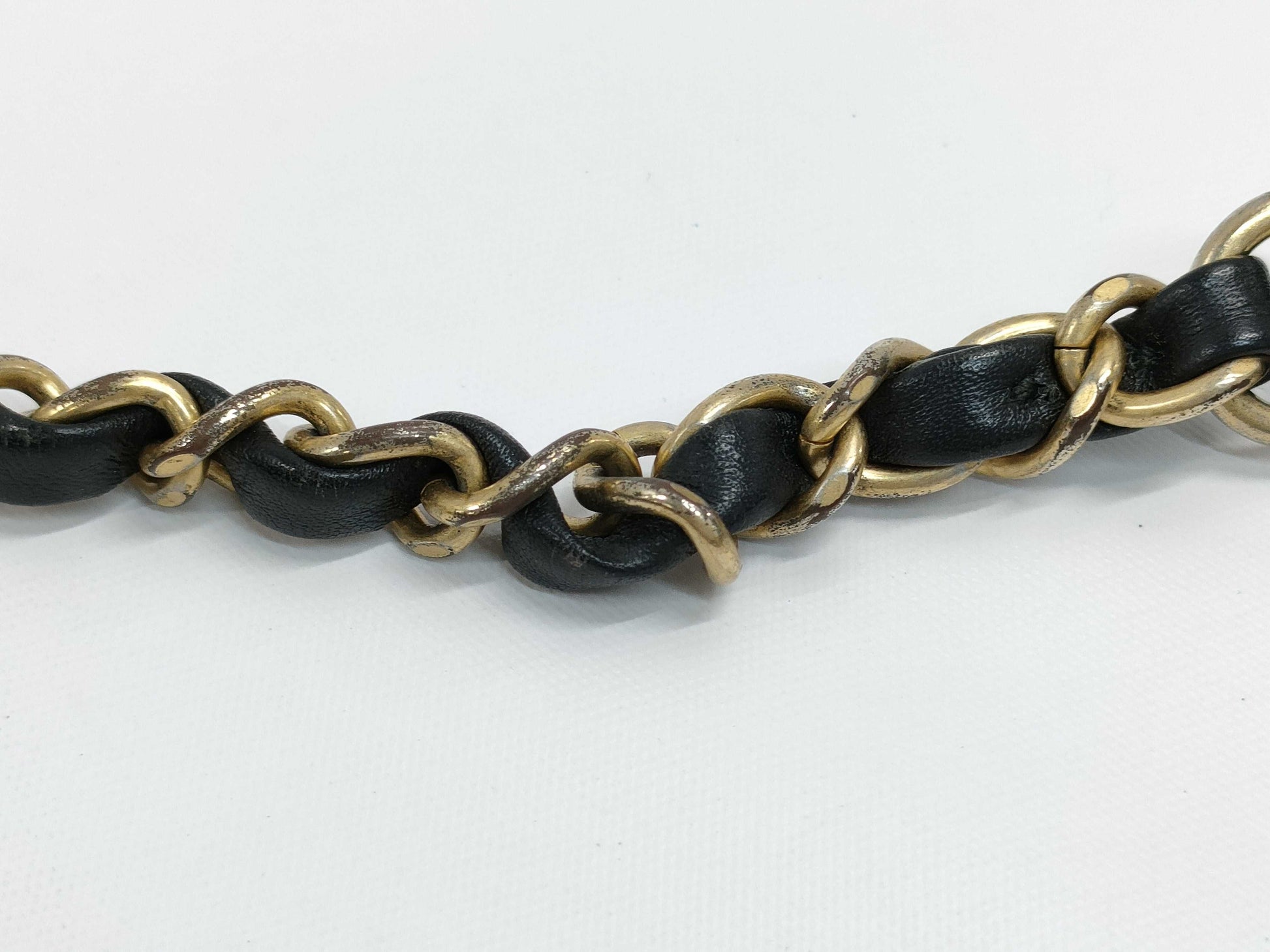 CHANEL CHANEL Chevron Chain Shoulder Bag in Calfskin/Black/GD