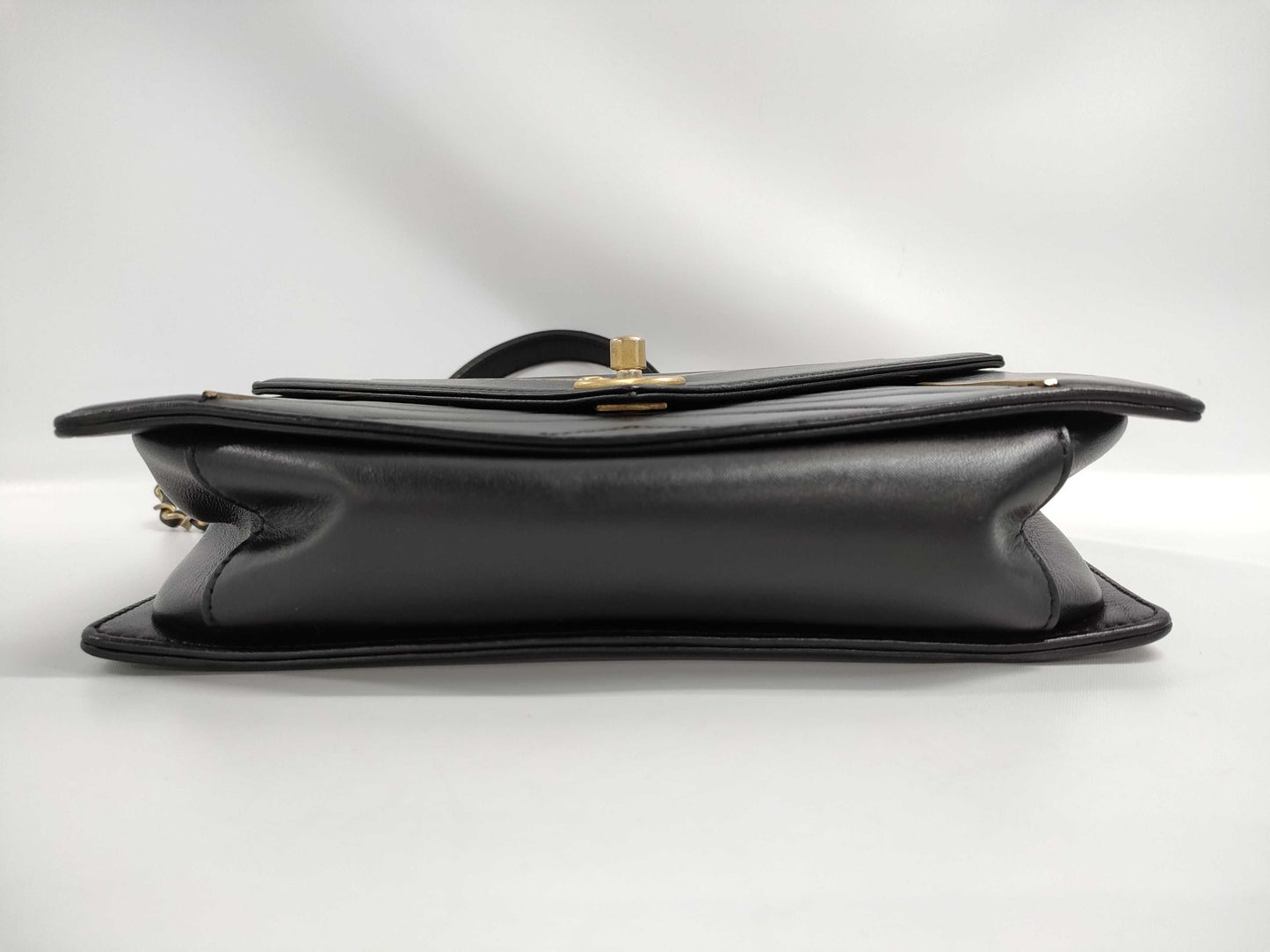 CHANEL CHANEL Chevron Chain Shoulder Bag in Calfskin/Black/GD