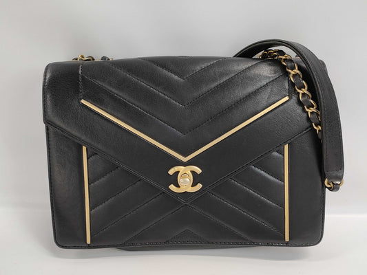 CHANEL CHANEL Chevron Chain Shoulder Bag in Calfskin/Black/GD