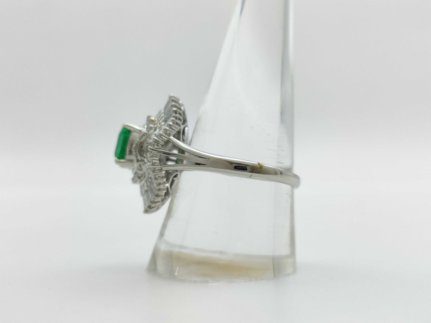 Emerald Diamond PT900 9.7g Ring
