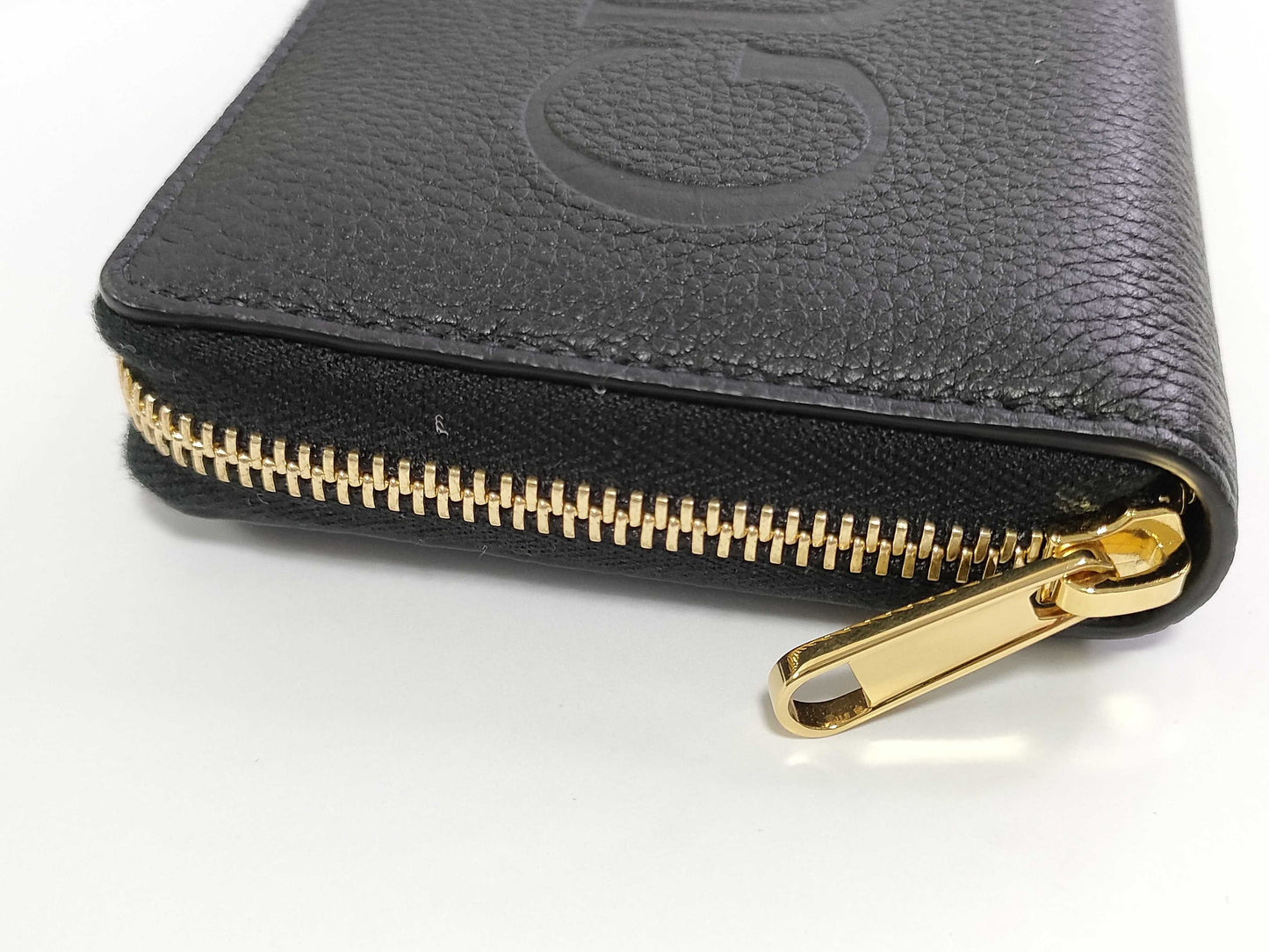 GUCCI logo zipper wallet