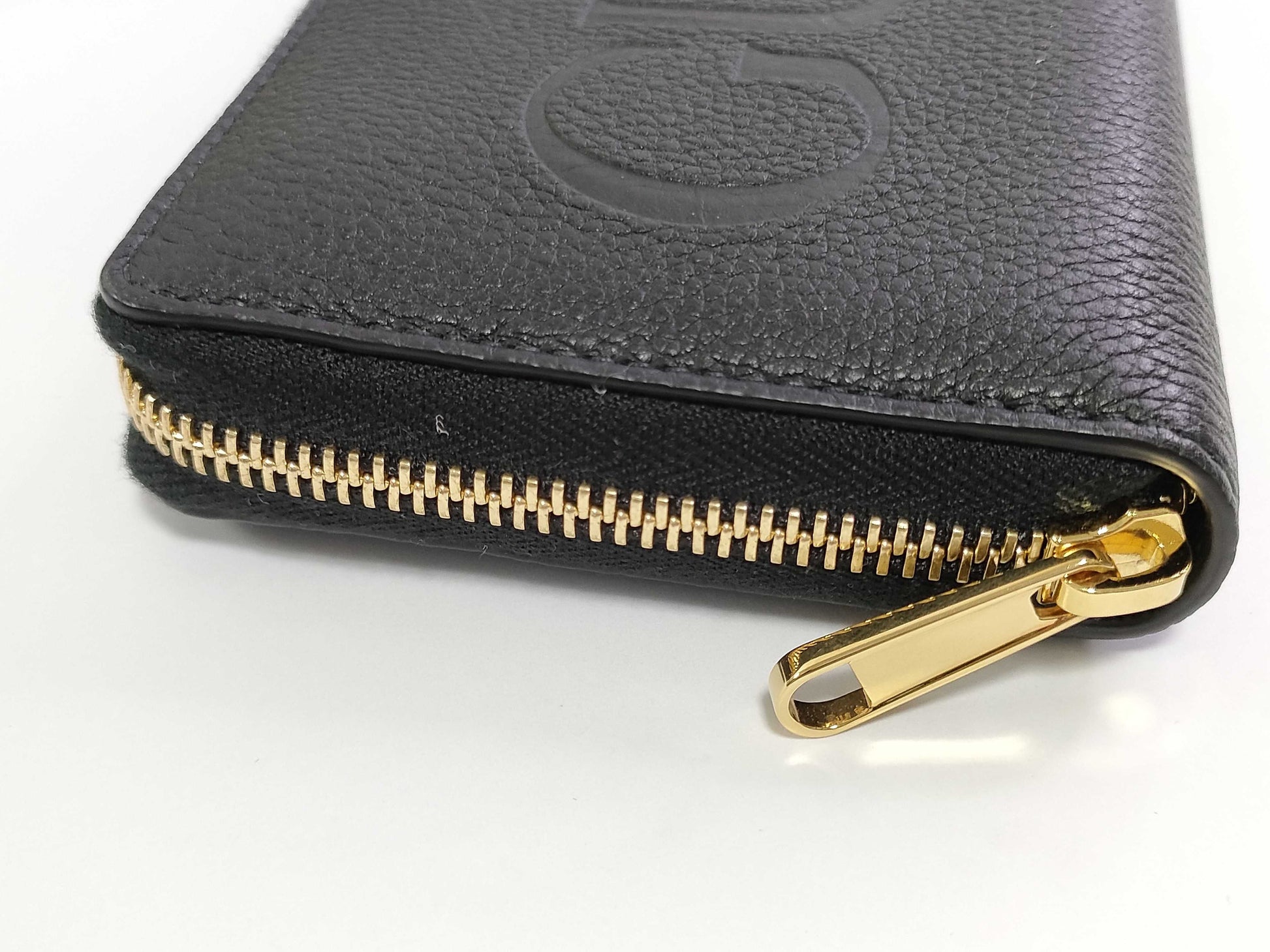 GUCCI logo zipper wallet