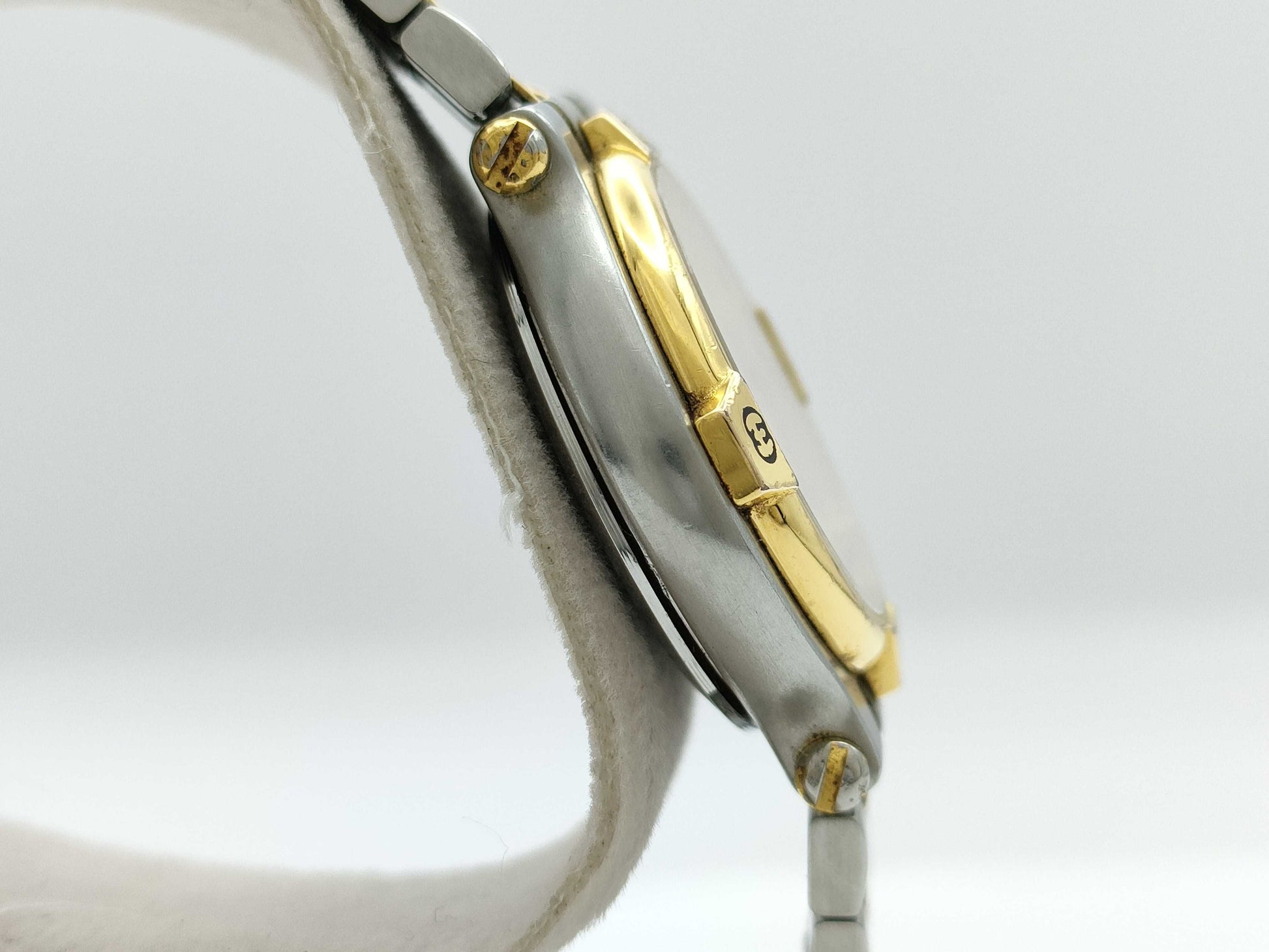 GUCCI 9000L 097-627 Quartz Ivory Dial Women's Watch