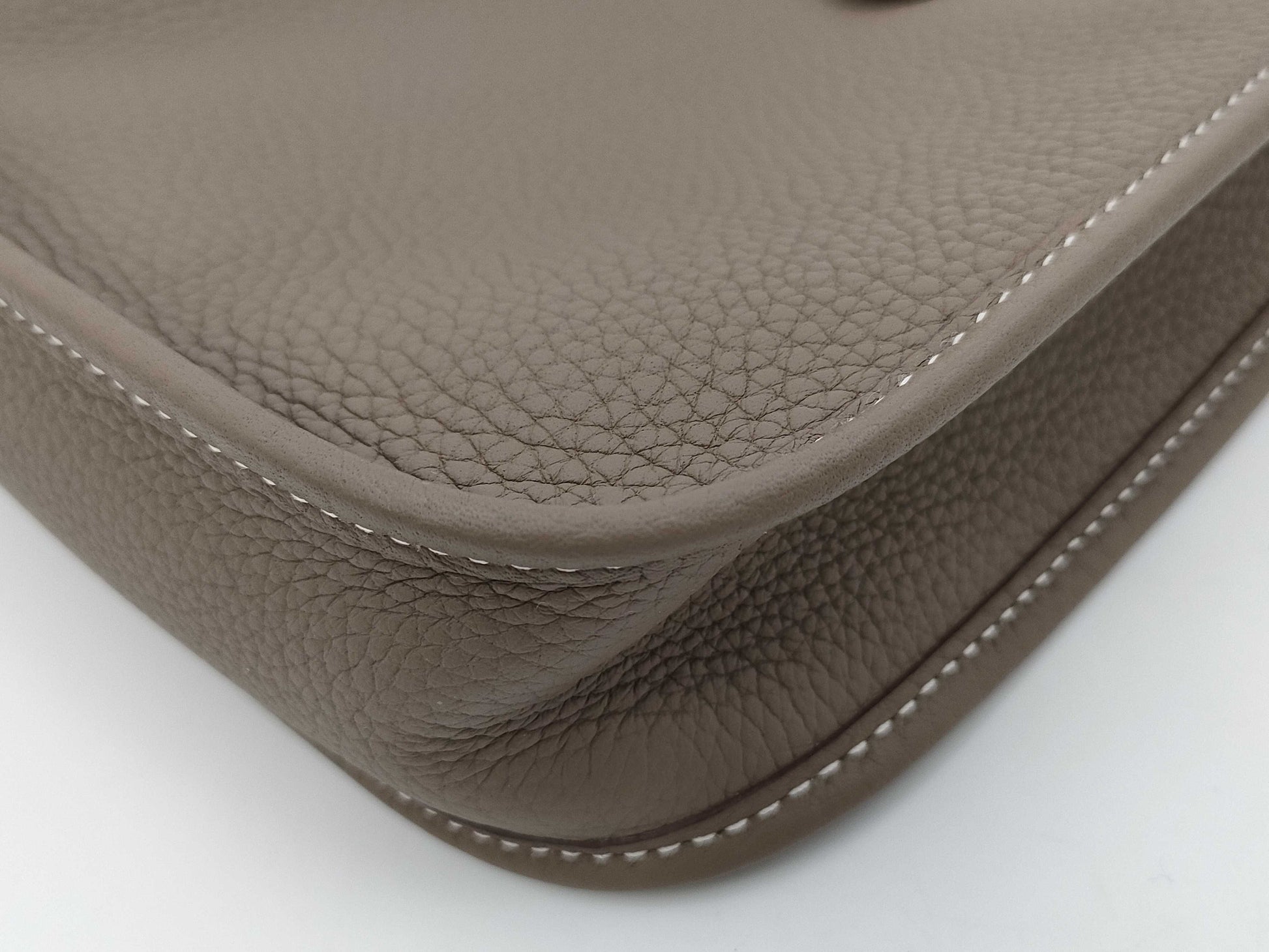 HERMES Evelyn TPM Amazon Taurillon Clemence Etoupe Shoulder Bag with GD Hardware and K Stamp